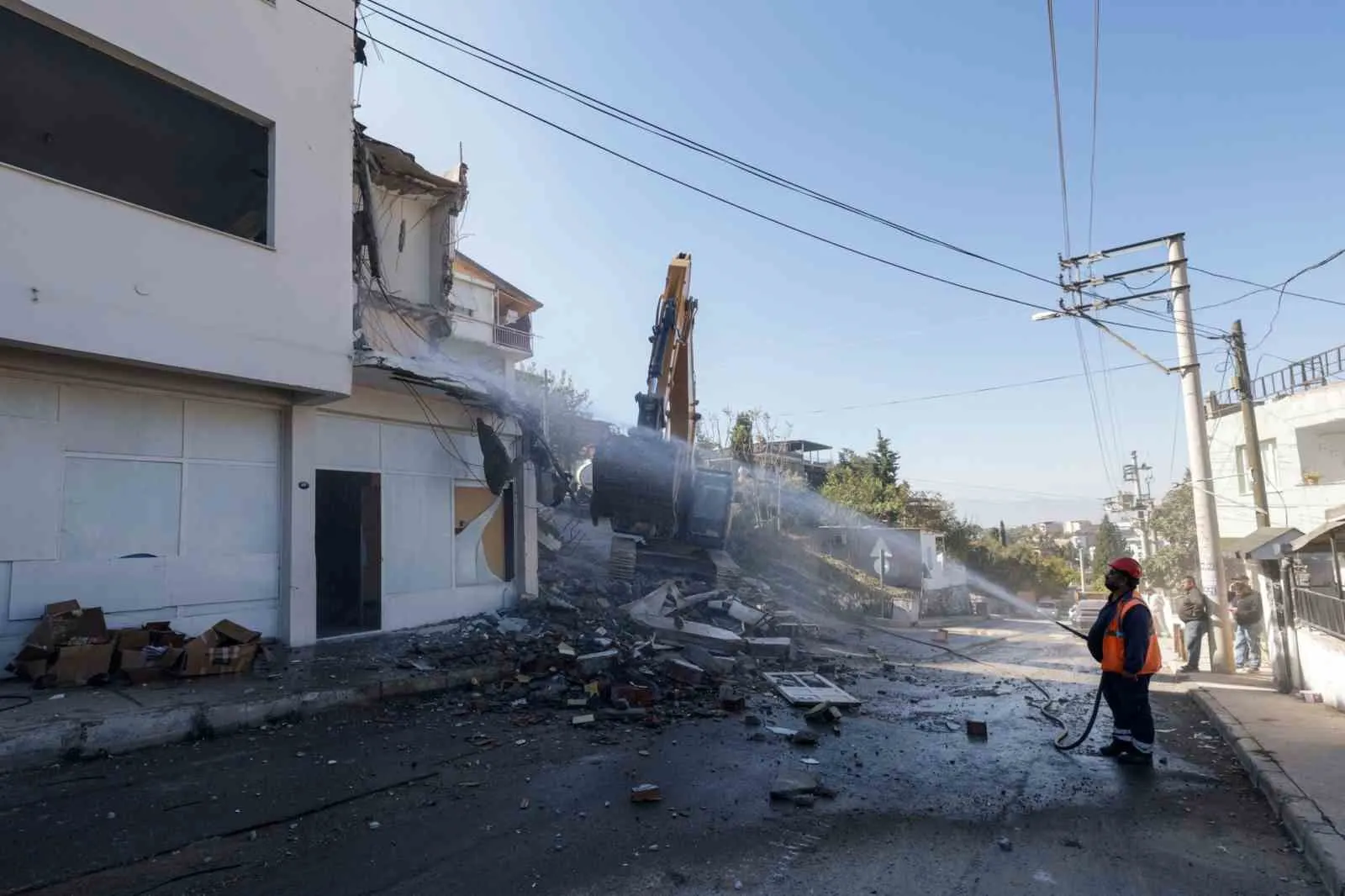 İzmir'in dev projesinde uzlaşı dönemi: Riskli binalar güvenle yıkılıyor