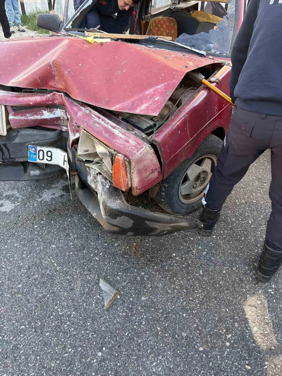 Aydın’da geceyi aydınlatan kaza: Otomobil direğe çarparak durabildi