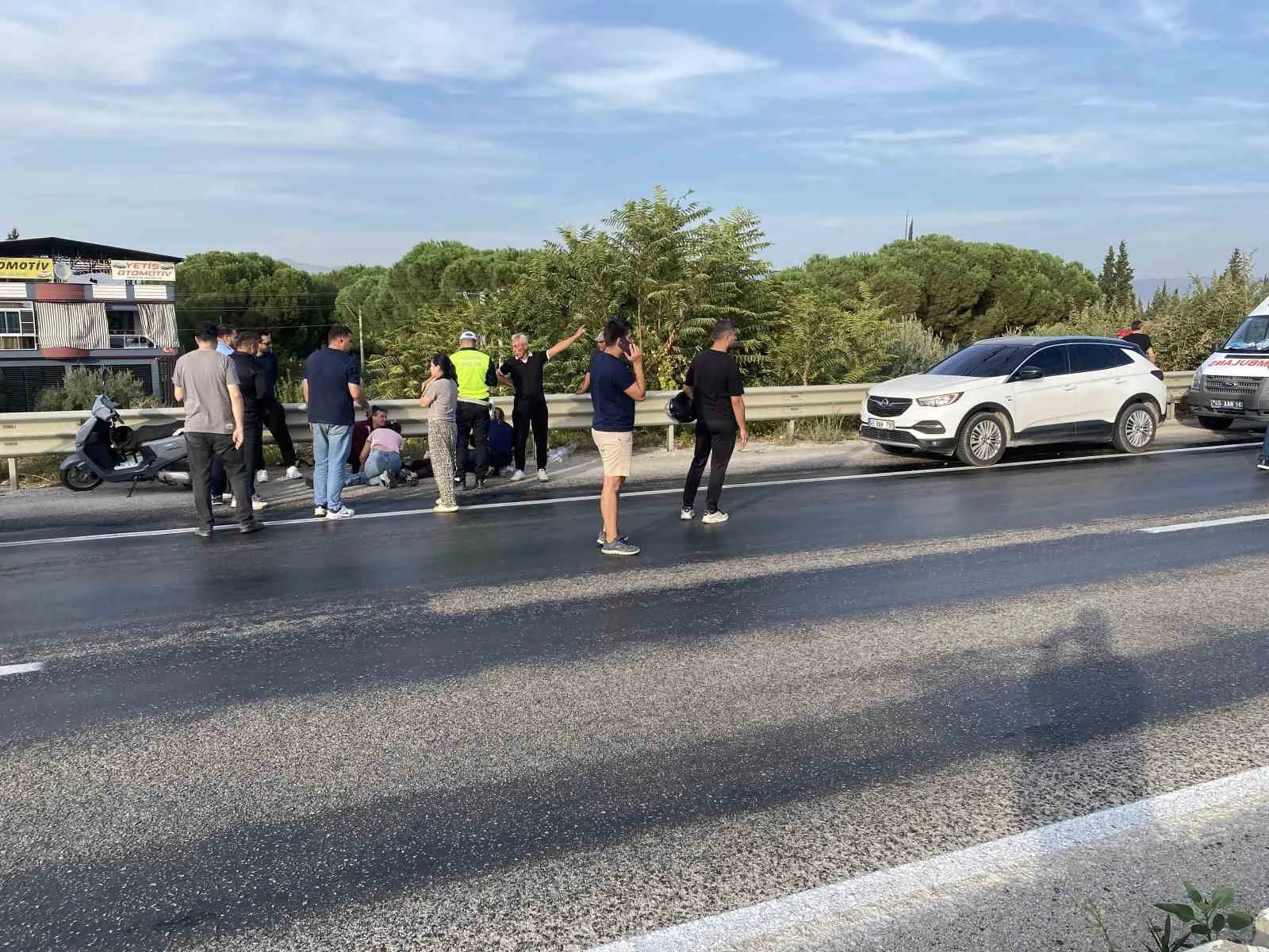 Manisa'da yola saçılan mazot dehşet saçtı: 5 kişi hastanelik oldu