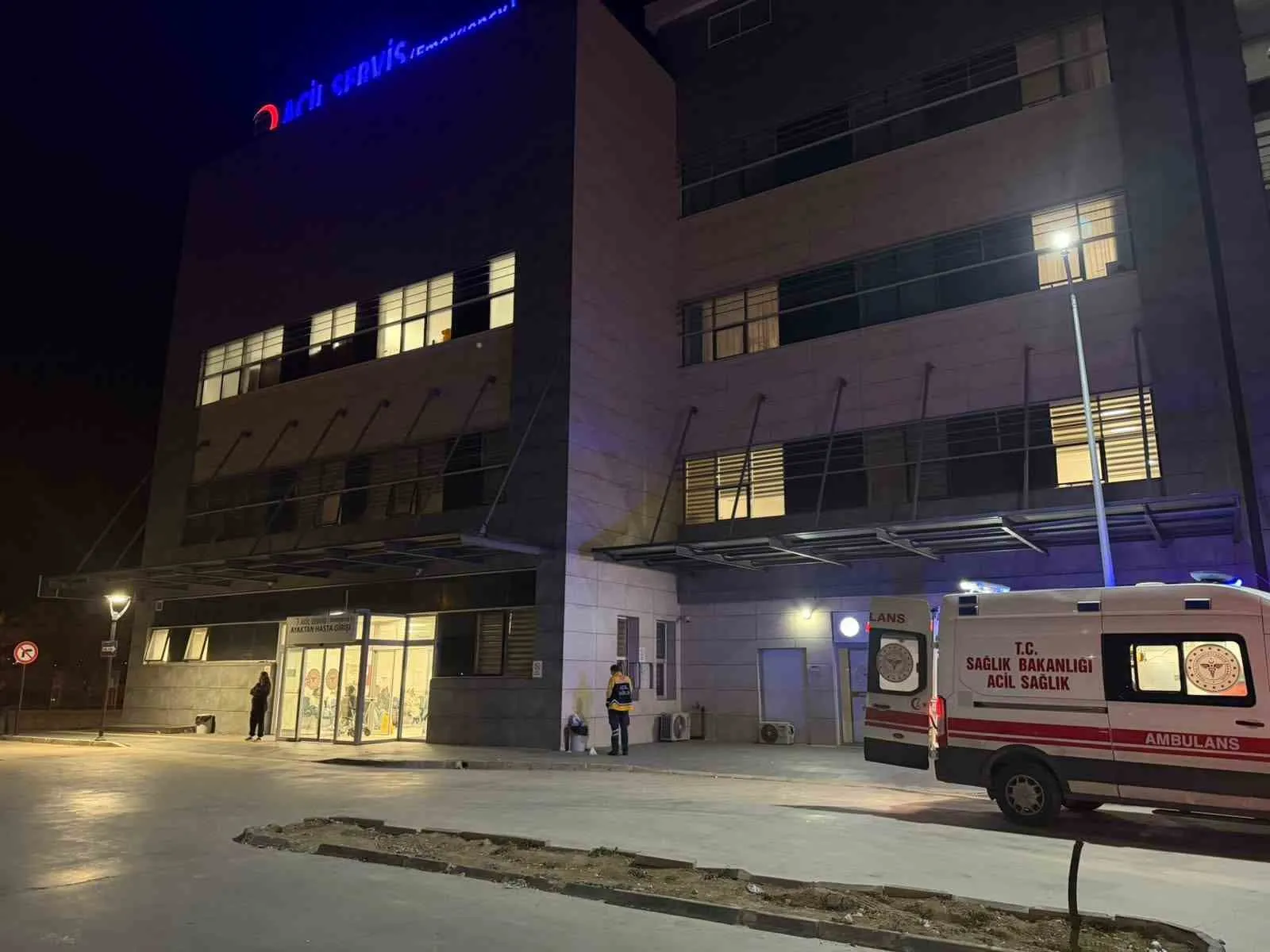 Menderes’te yolculuk dönüşü acı veda: Otobüsten inen aileye panelvan çarptı