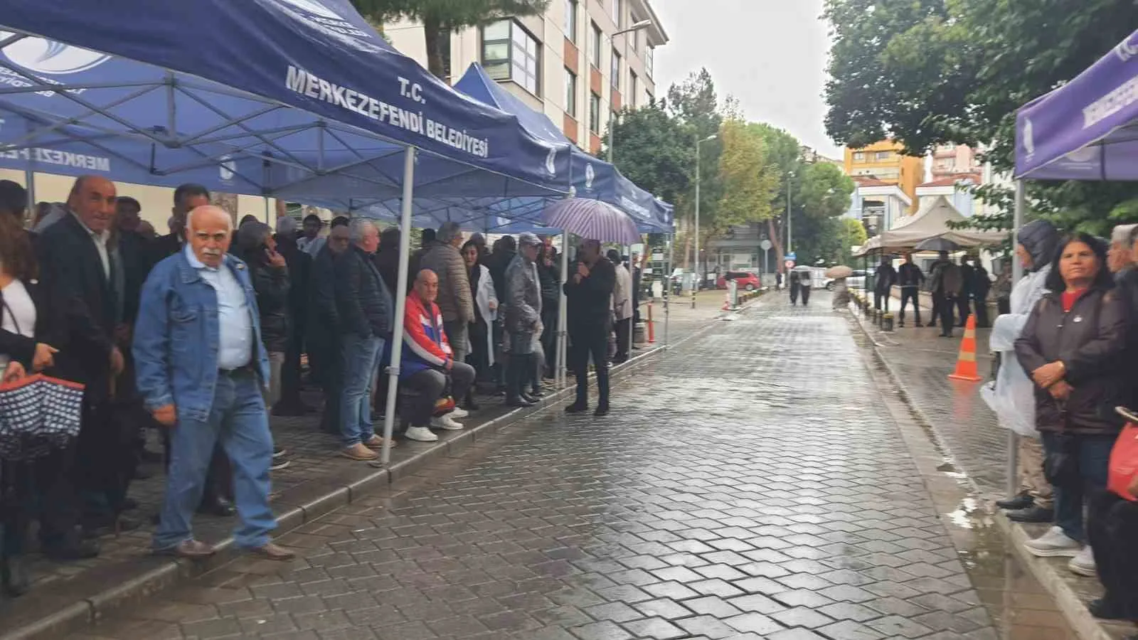 Merkezefendi’de adalet nöbeti: Sağanak yağmur Şeniz Doğan destekçilerini durduramadı