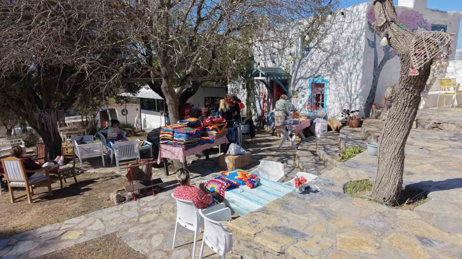 Bodrum sokaklarında estetik dokunuş: Plastik gölgelikler yerini el emeği örgülere bırakıyor