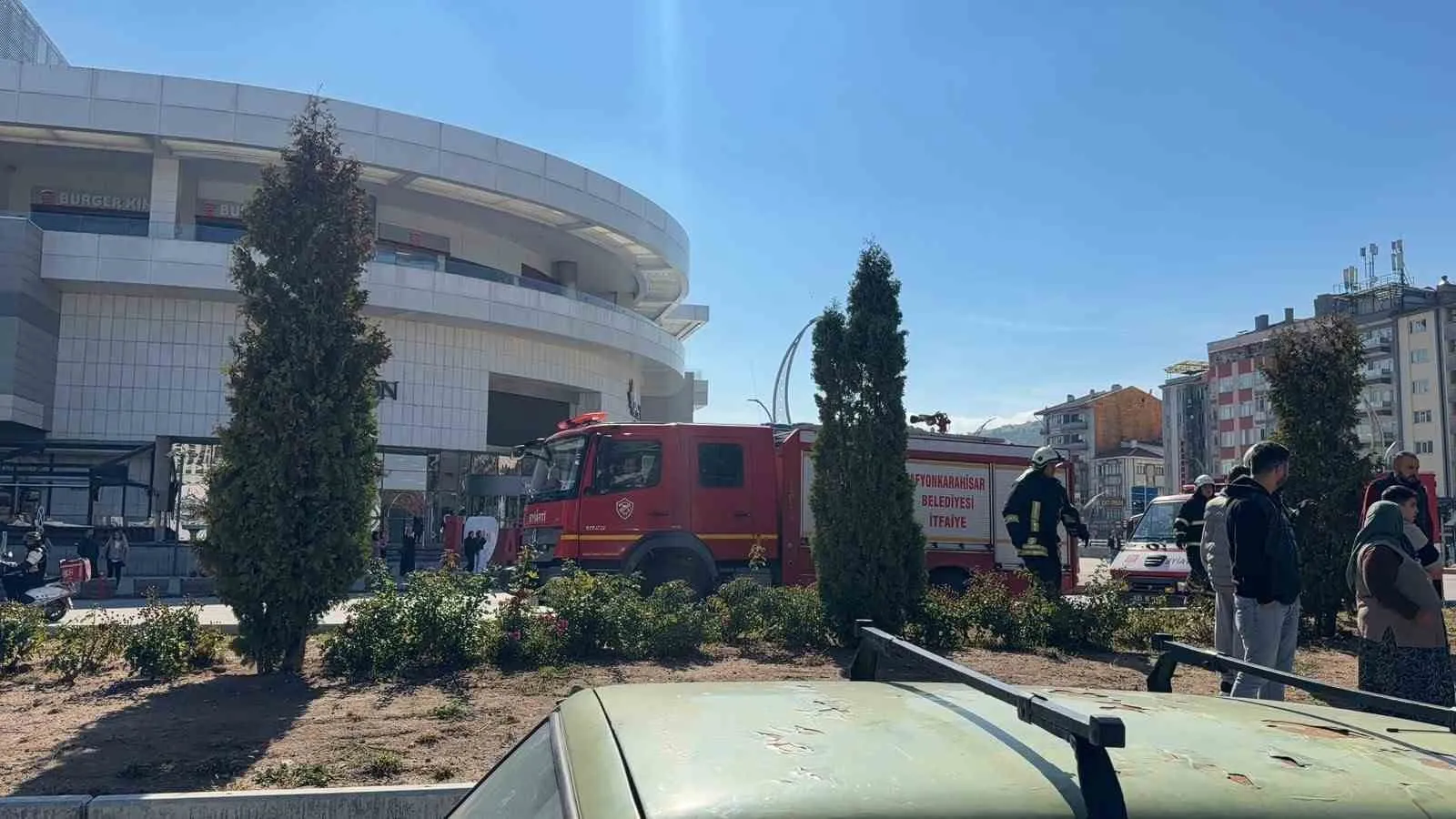 Afyonkarahisar'da trafik ışıklarında dehşet anları: Otomobil yan yattı