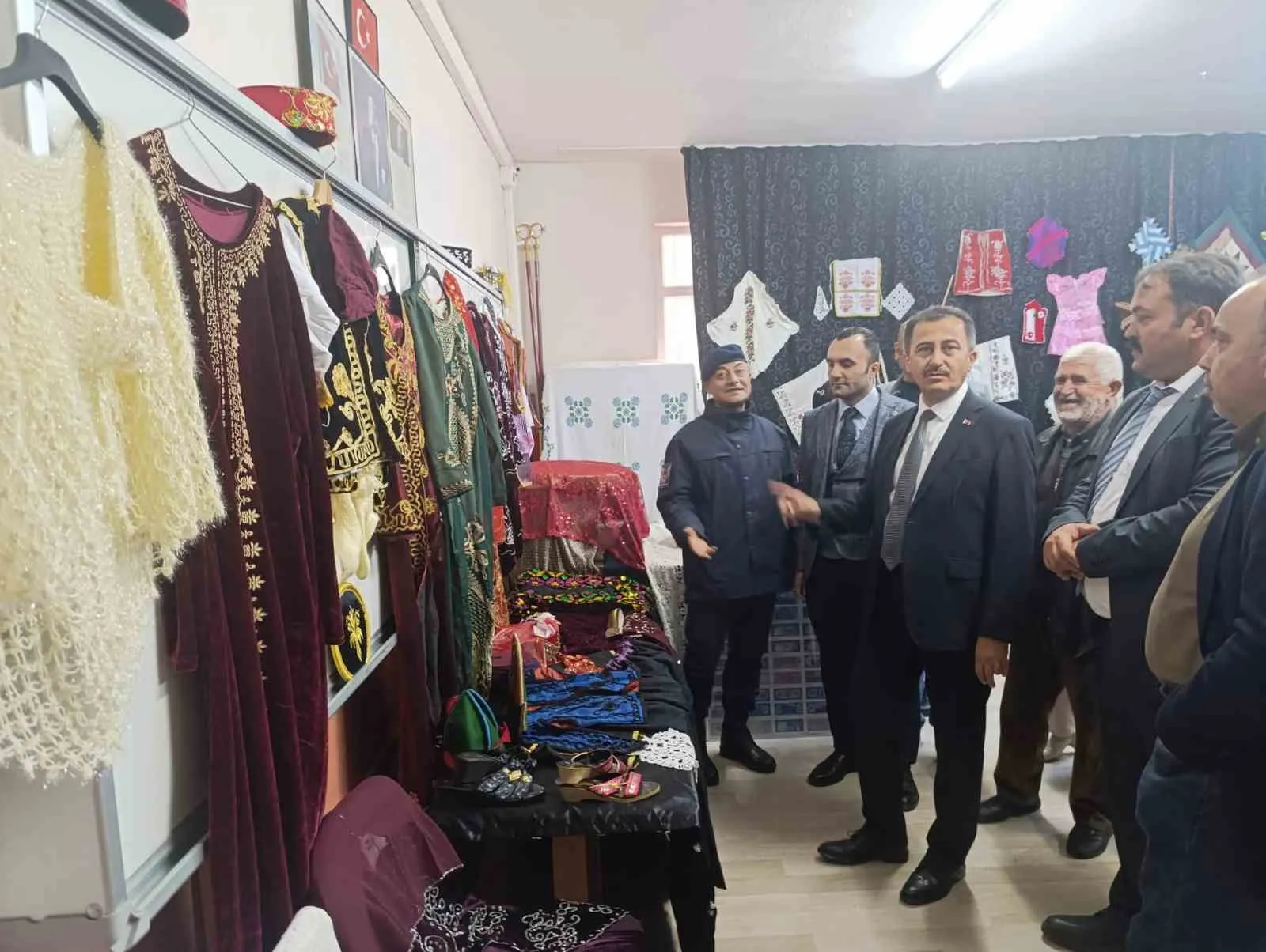 Bolvadin’de eğitimde tarih yolculuğu: Ceylan Emet İlkokulu’nda nostalji rüzgarı