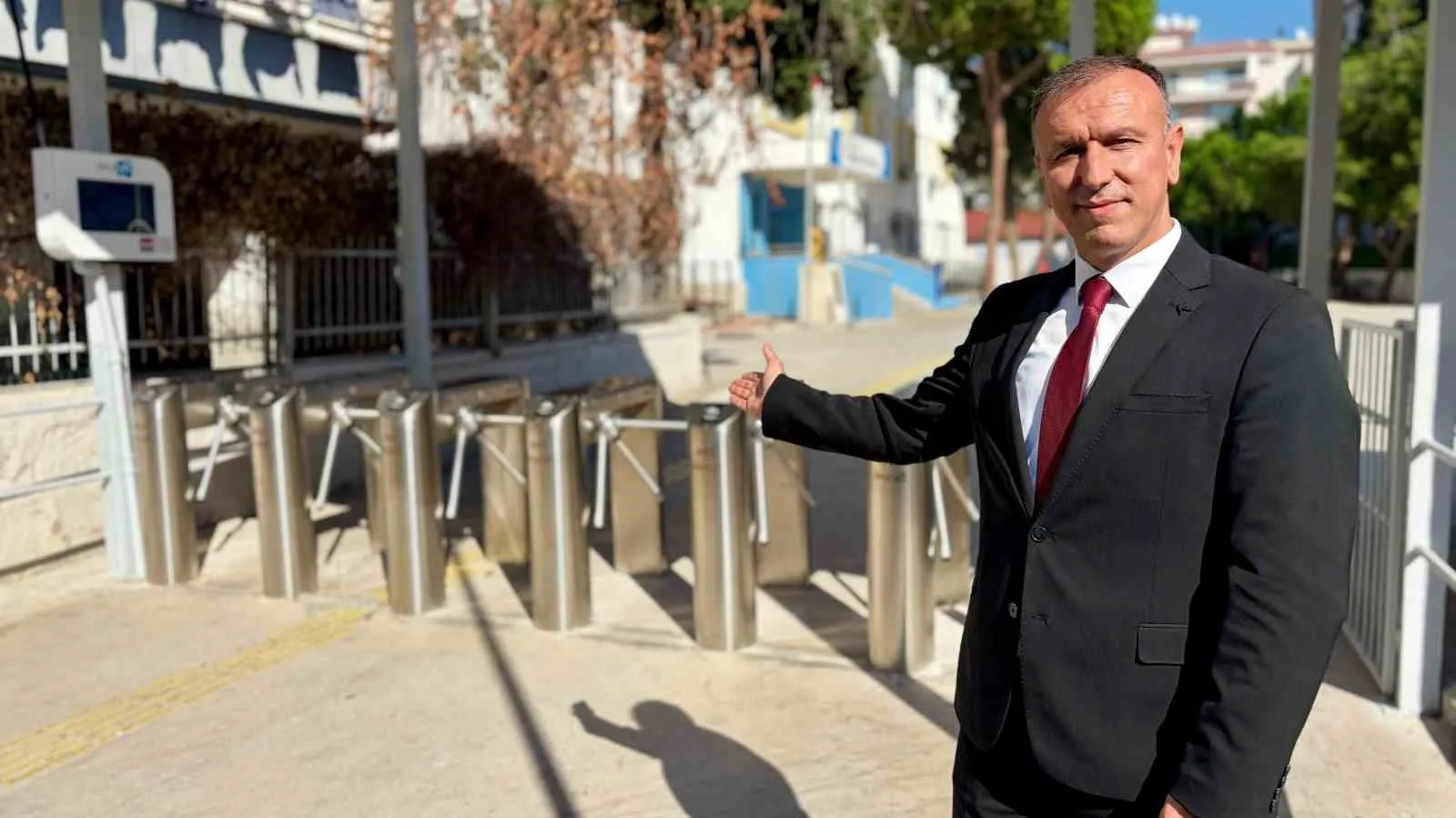 Okul kapısında dijital nöbet: Öğrenci giriş yaptı, velinin telefonu çaldı
