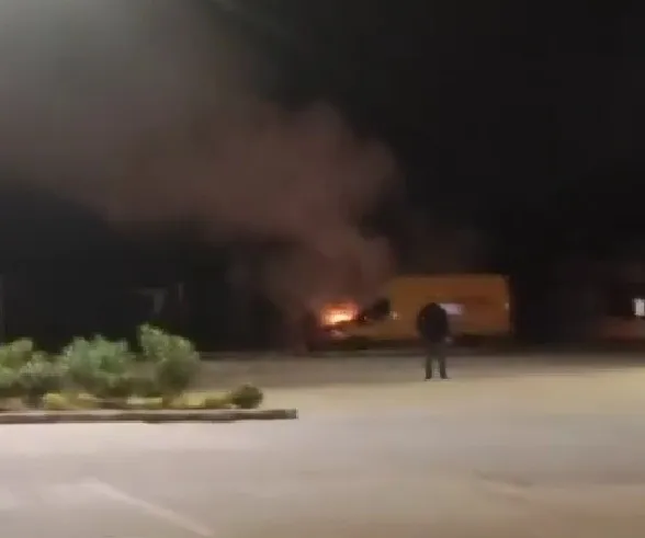 Denizli trafiğinde yürekleri ağza getiren yangın: Kargo aracı küle dönmekten son anda kurtuldu
