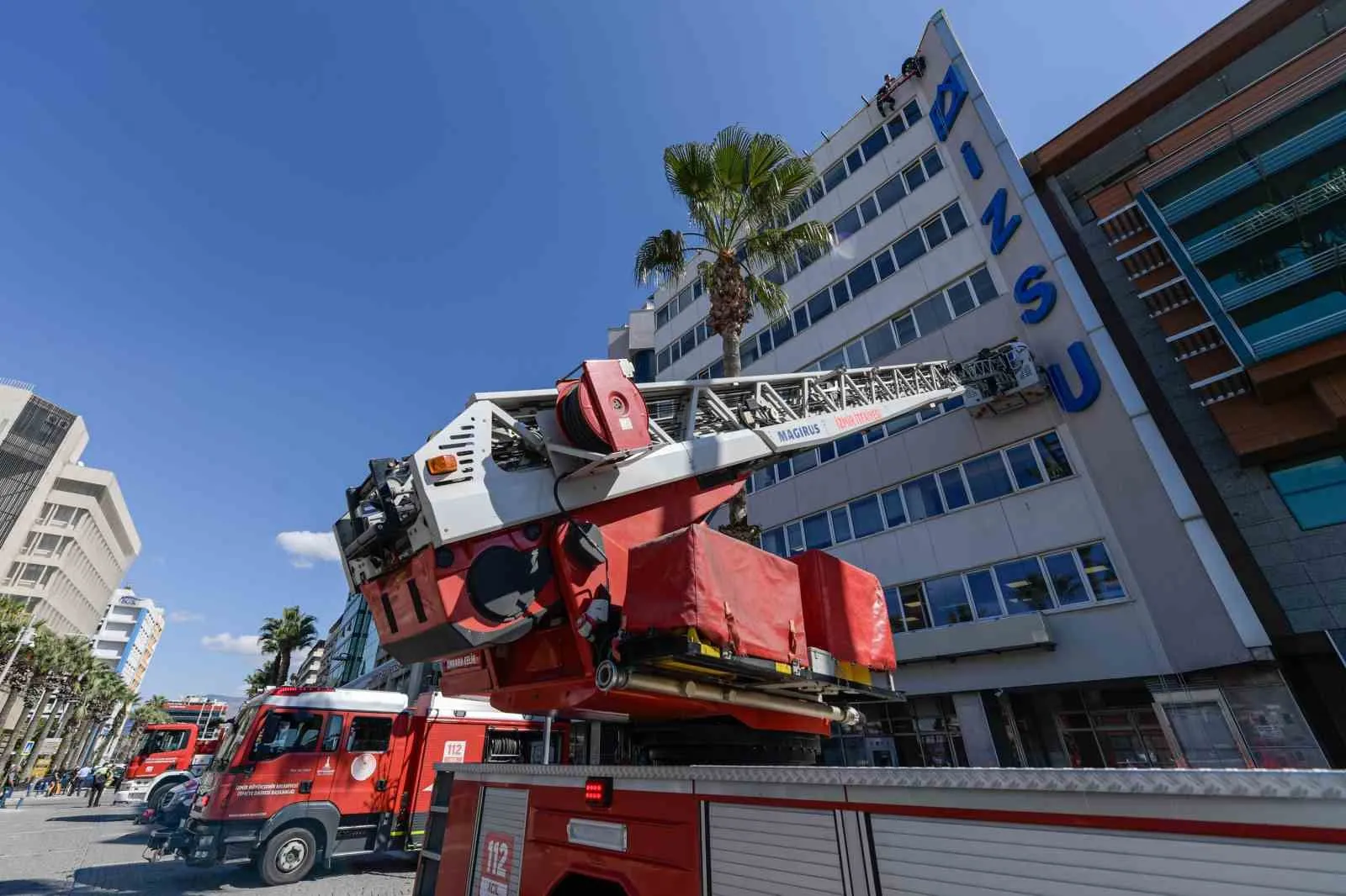 İzmir'de yangın senaryosu gerçeğe dönüştü: İtfaiye ekiplerinden kusursuz operasyon