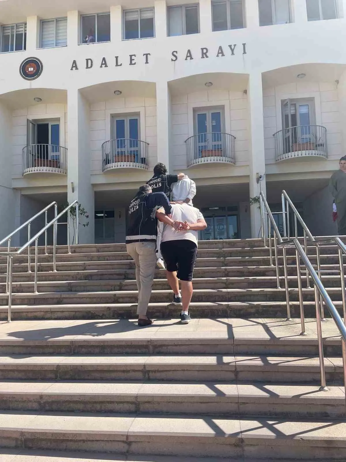 Bodrum'da narkotik darbesi: Zehir tacirleri paralarıyla birlikte yakalandı