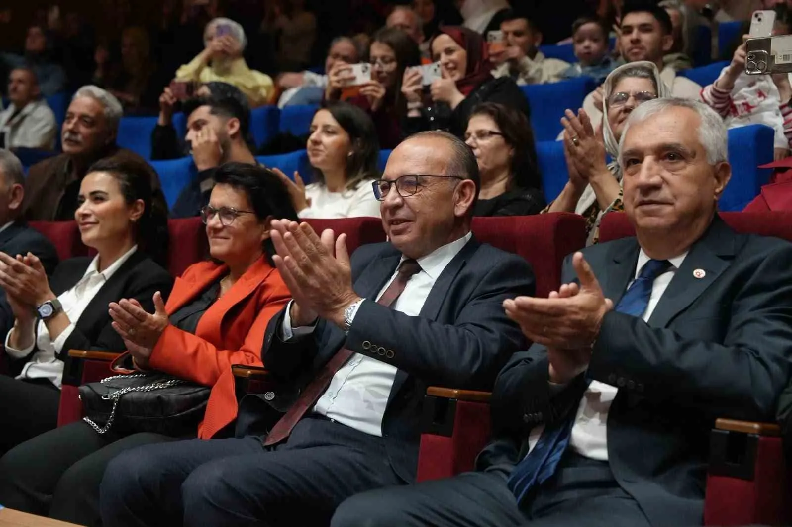 Miniklerden Cumhuriyet coşkusu: Turgutlu'da sahne onların