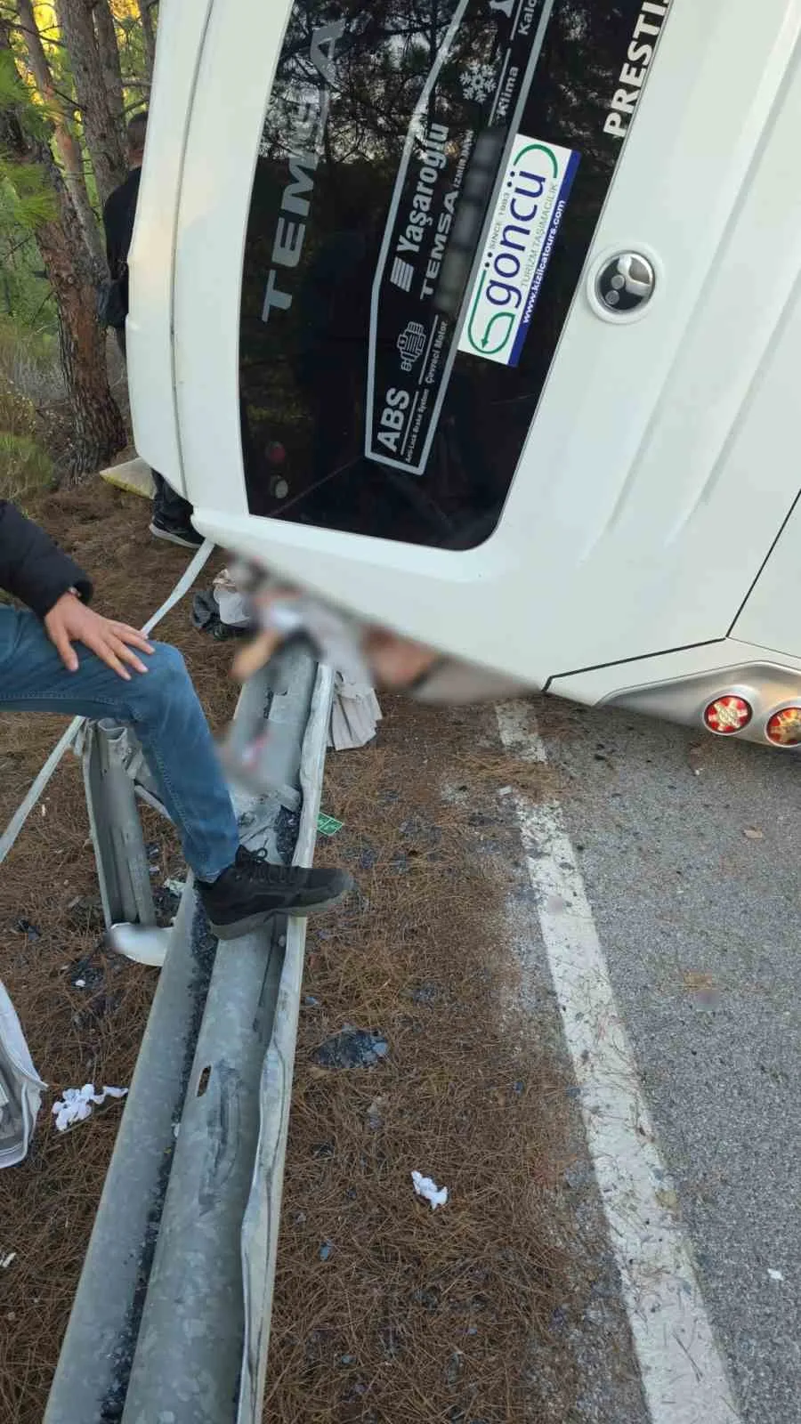 Marmaris’te işçi servisi kaza yaptı: 3 yaralıdan ikisinin durumu kritik
