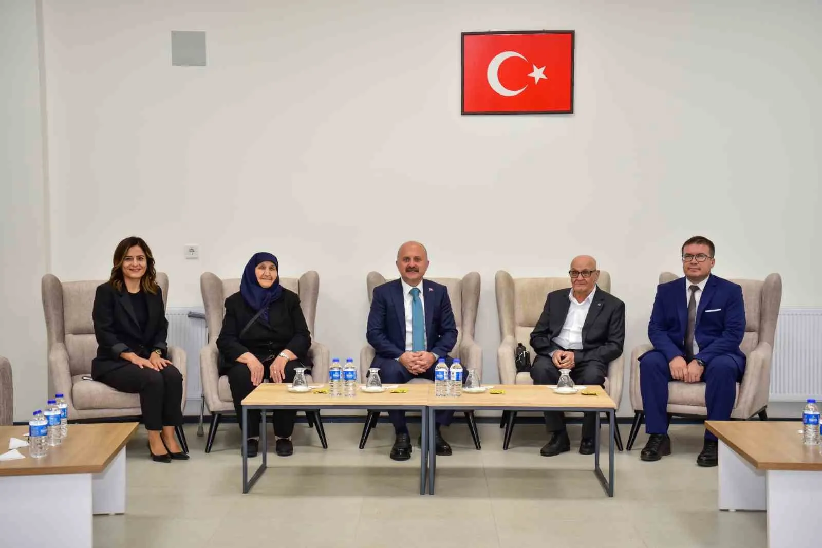 Aydın'da anlamlı gün: Vali Varol yaşlıların gönlünü aldı