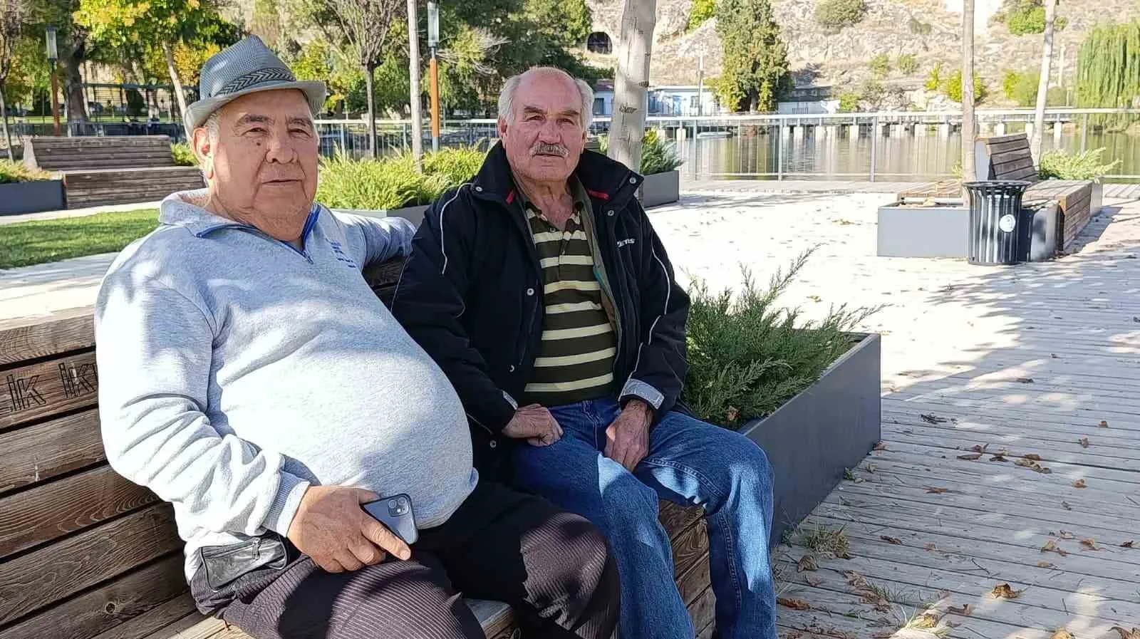 Çivril’de güneşli hafta sonu klasiği: Işıklı Millet Bahçesi ziyaretçi akınına uğradı