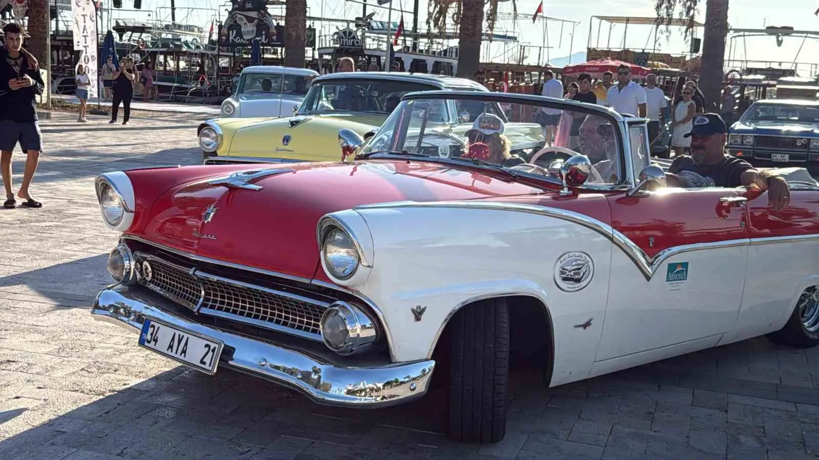 Bodrum yollarında zaman makinesi: Klasik otomobillerden görsel şölen