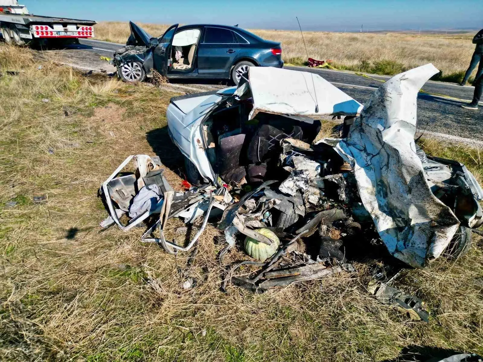 Afyonkarahisar'da feci kaza: İki otomobil çarpıştı, ortalık savaş alanına döndü