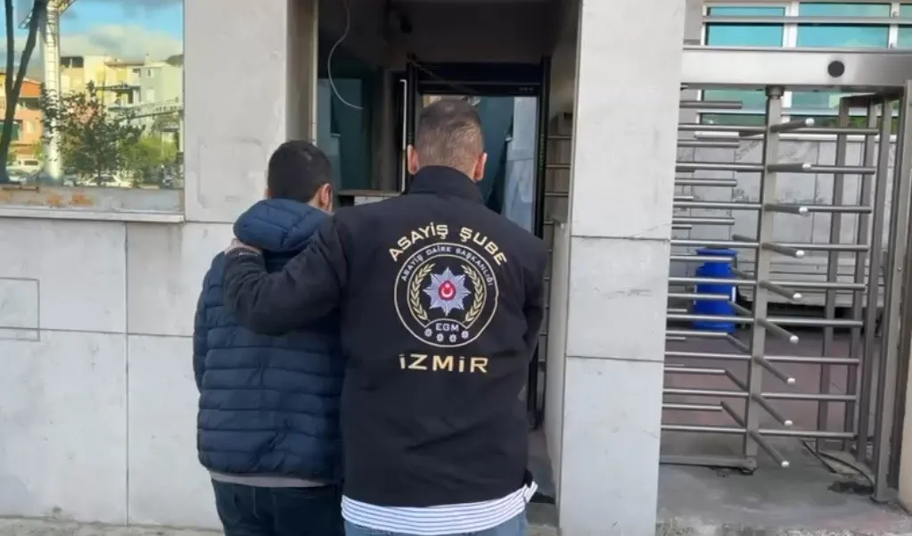İzmir'de kaçış bitti: Uzun süredir aranan 4 suçlu kıskıvrak yakalandı