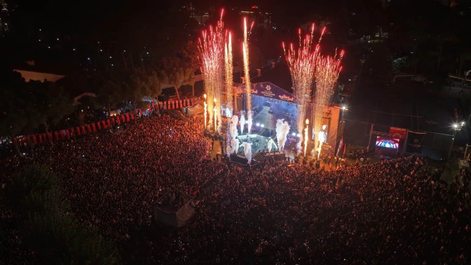 Aydın’da festival ateşi yakıldı: Tekstil Park’ta müzik ve Cumhuriyet coşkusu bir arada