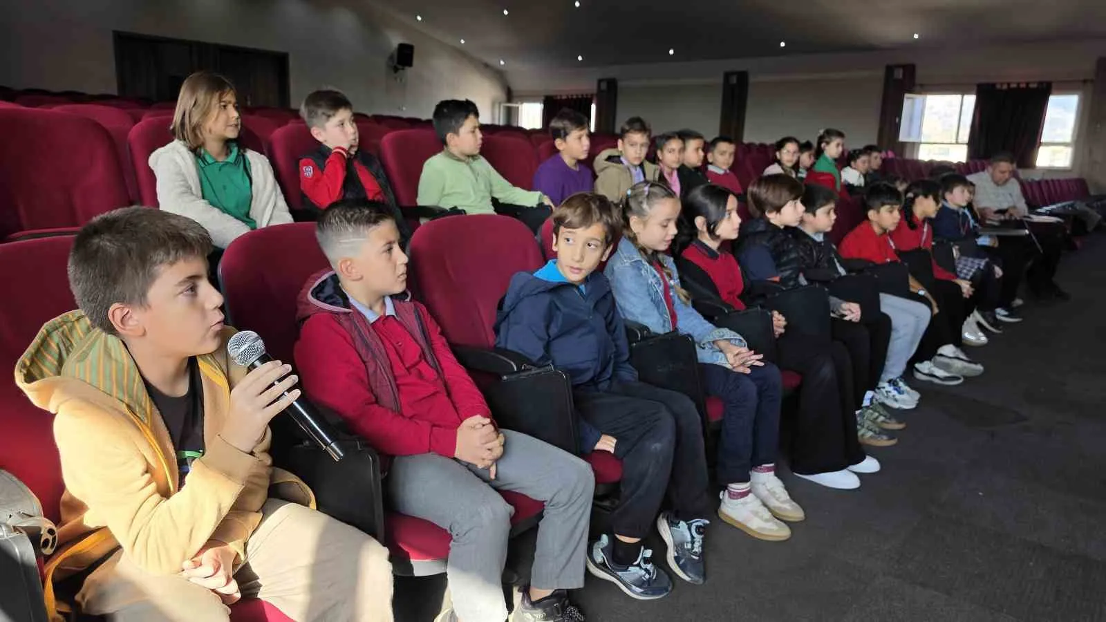 Nazilli’de eğitimde yeni dönem: Müdürler kürsüyü öğrencilere bıraktı