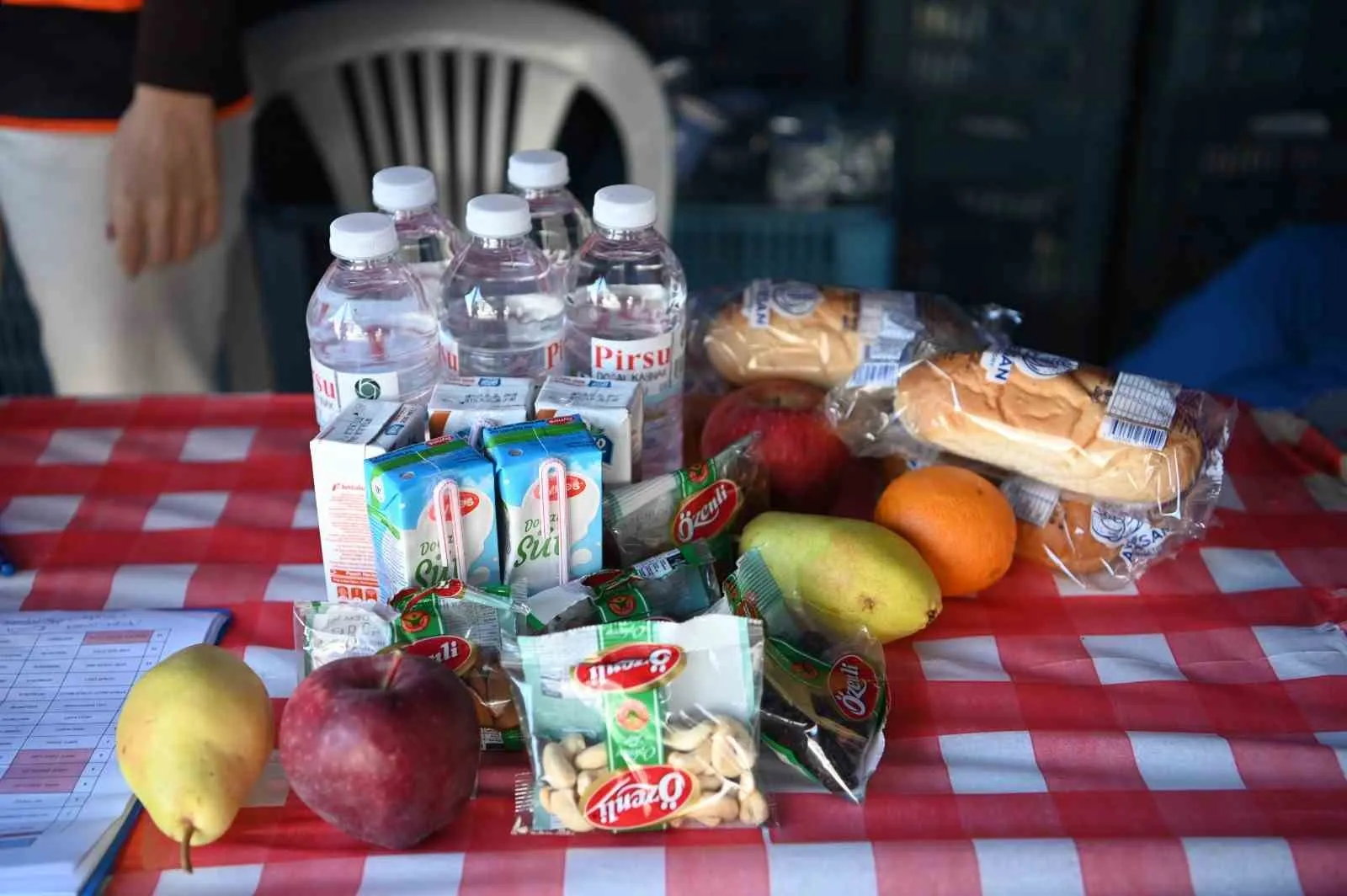 Kuşadası’nda dayanışma sofrası: Binlerce öğrenciye beslenme desteği