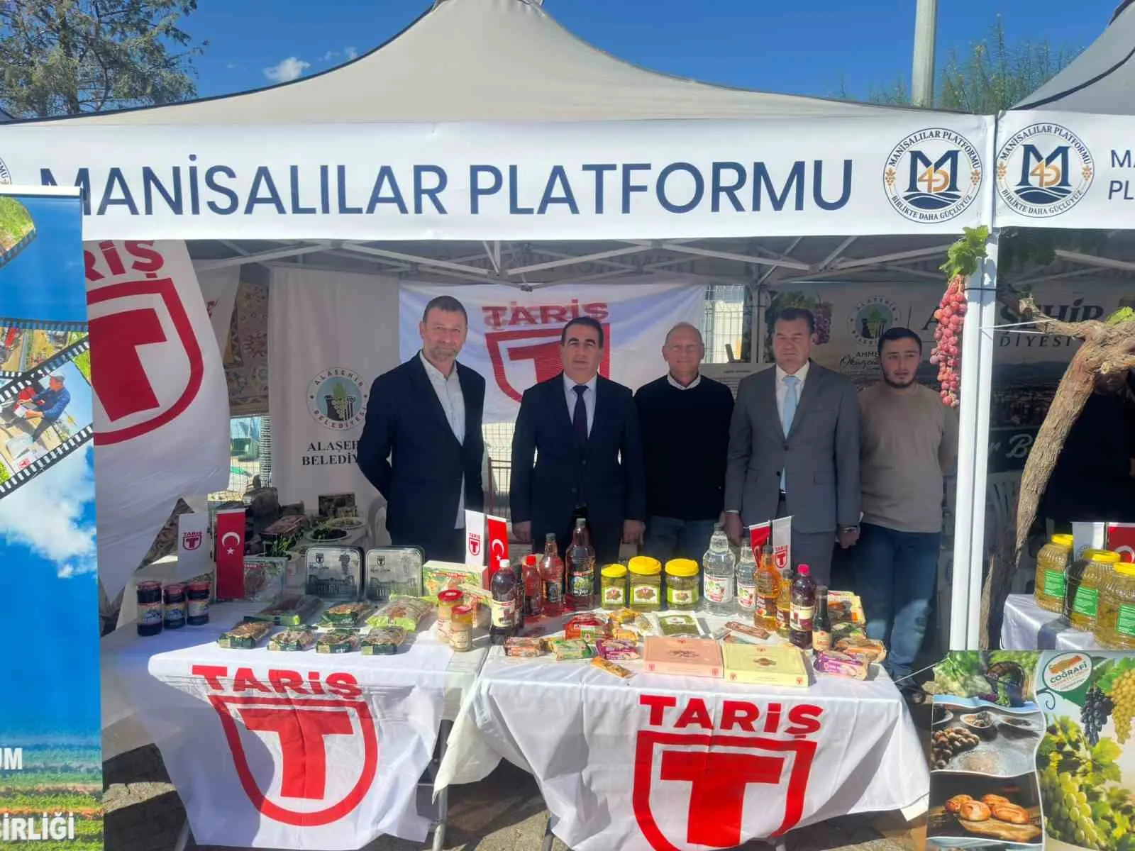 Alaşehir rüzgarı İzmir’de esti: Bakan Kasapoğlu yöresel stantta incelemelerde bulundu