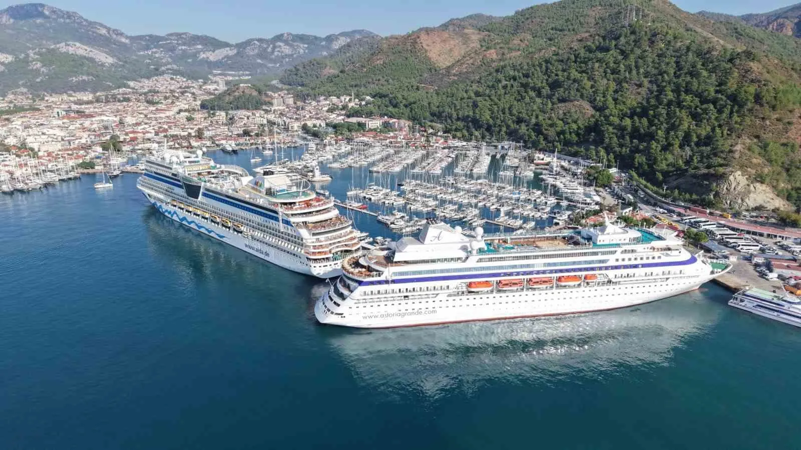Marmaris limanında kruvaziyer hareketliliği: Binlerce turist ilçeye ayak bastı