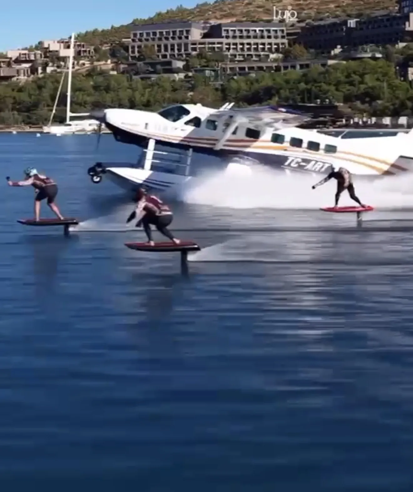 Bodrum’da adrenalin zirve yaptı: Deniz üzerinde uçan sporcular nefes kesti