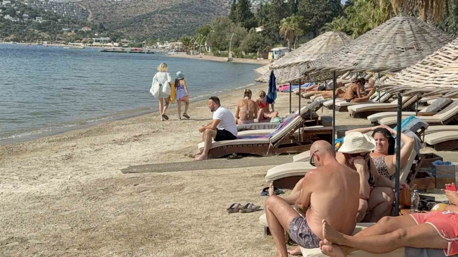 Bodrum'da mevsimler şaştı: Ekim sonunda plajlar doldu taştı