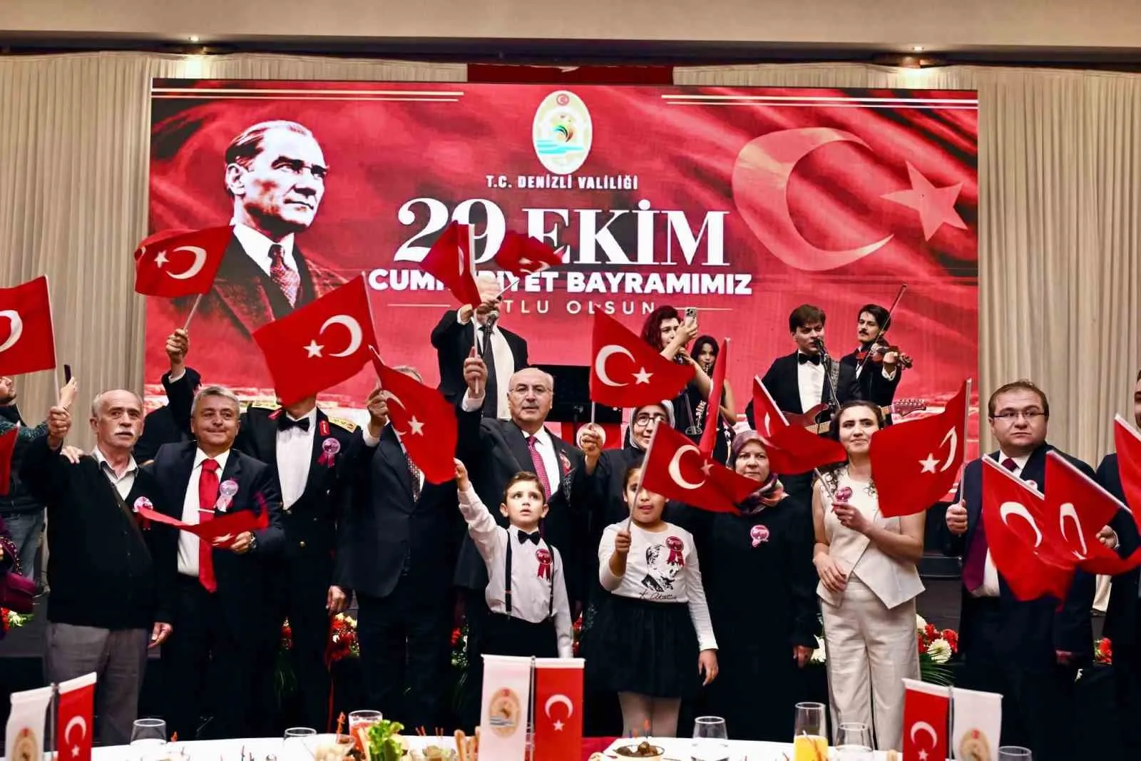 Denizli’de Cumhuriyet gururu: Vali Köşger’den "daha güçlü yarınlar" vurgusu