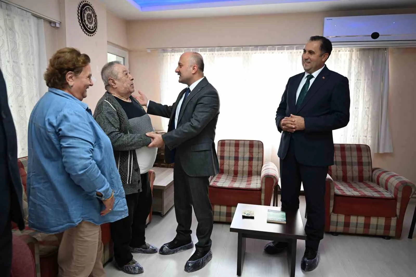 Edebiyatın sesi Aydın’da yükseldi: Vali Varol görme engelli üyelerle kitap okudu