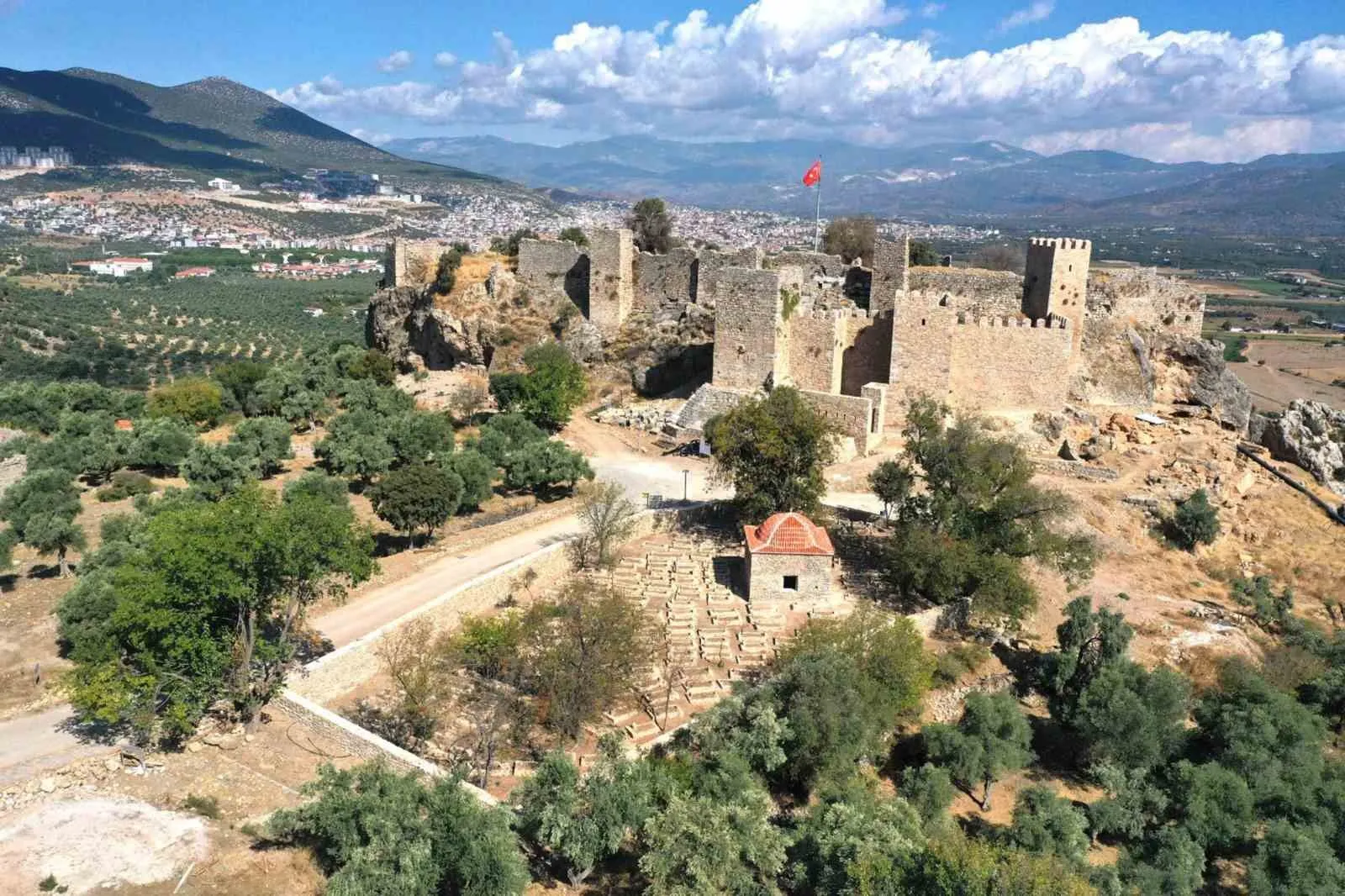 Orta Çağ'ın izleri ayağa kaldırılıyor: Beçin Kalesi'nde hummalı çalışma