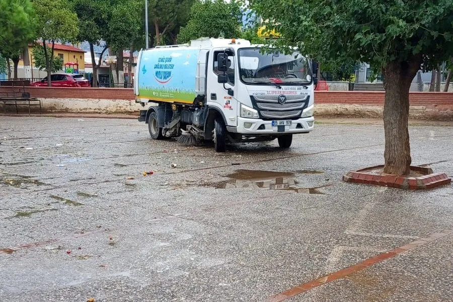 Efeler'de pazar mesaisi biter bitmez temizlik ordusu sahaya iniyor