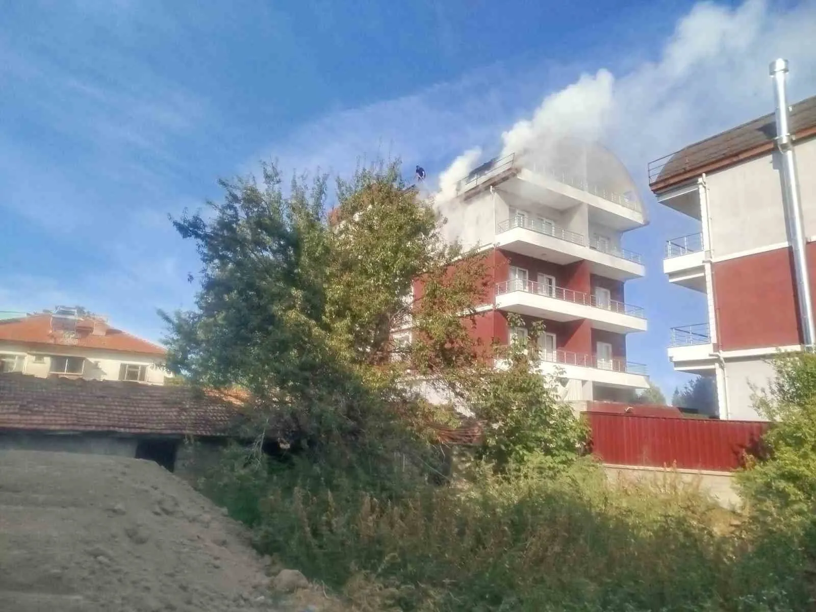 Çivril'de çatı katında korkutan yangın: İzolasyon çalışması kabusa döndü