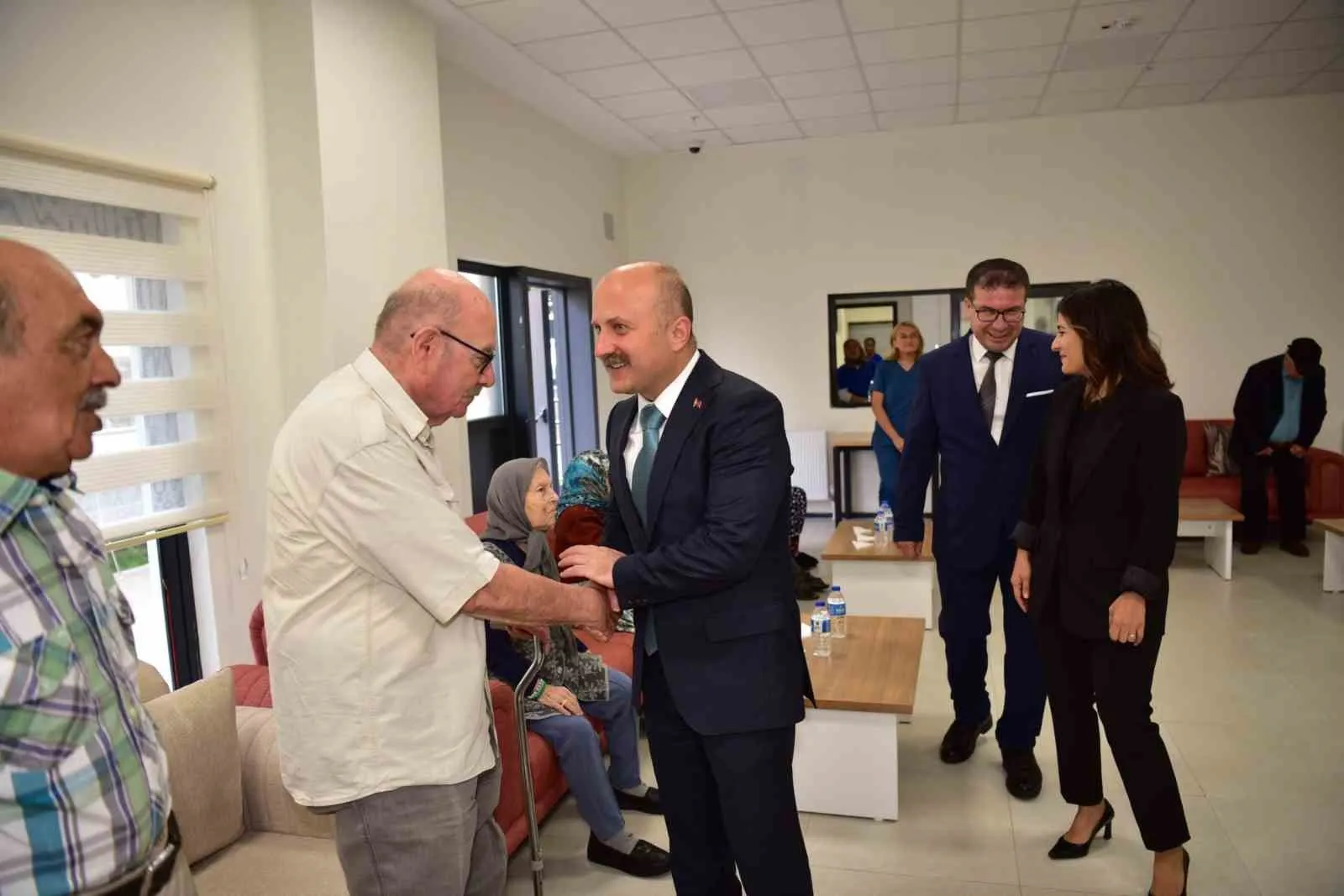 Aydın'da anlamlı gün: Vali Varol yaşlıların gönlünü aldı