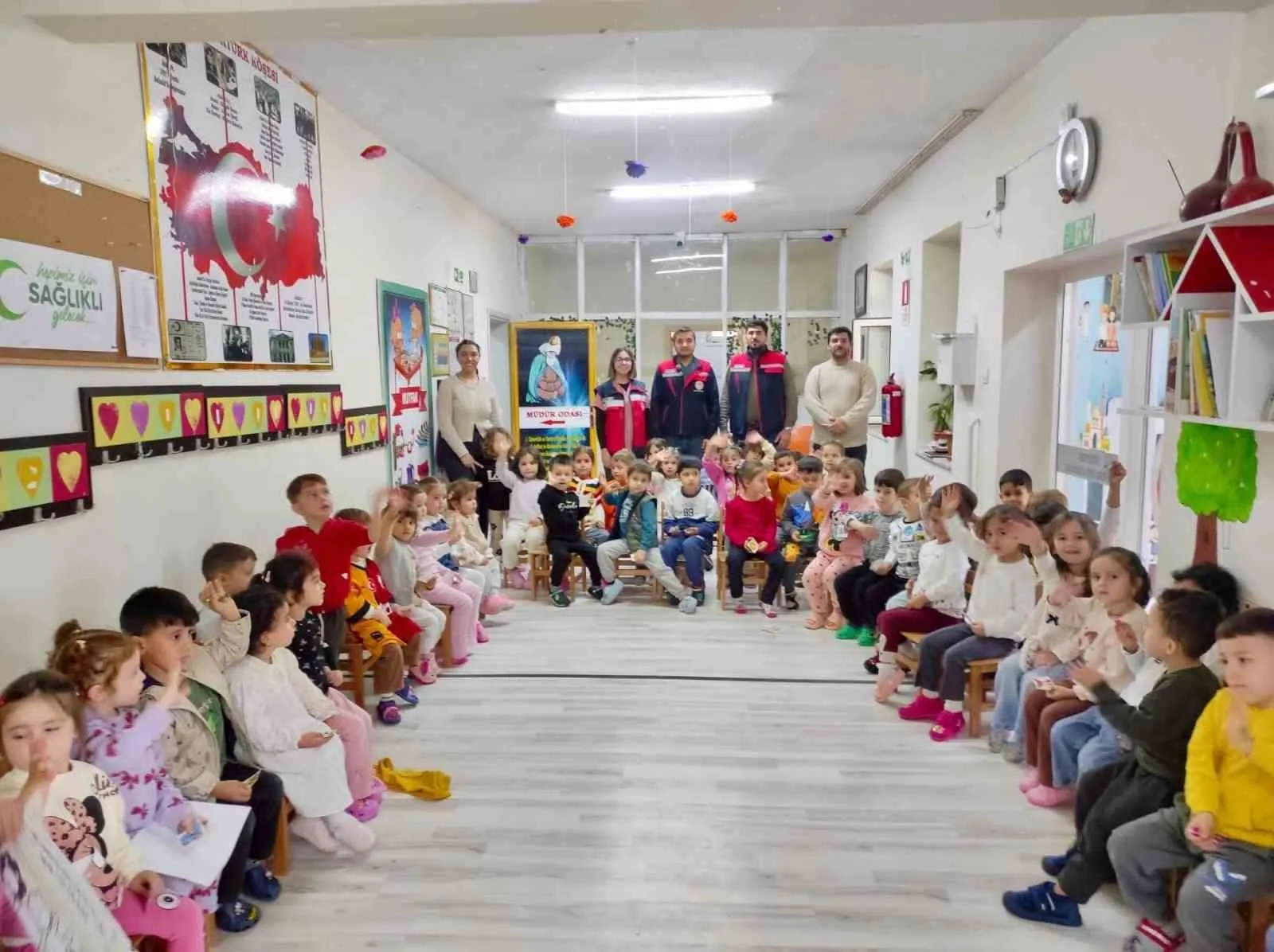 Başmakçı’nın minikleri dostlarına kucak açtı: Hayvan sevgisi dersi okul sıralarına taşındı