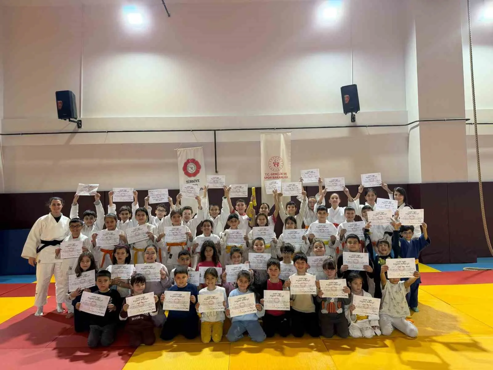 Salihli'de judo rüzgarı: 300 sporcu terfi heyecanı yaşadı