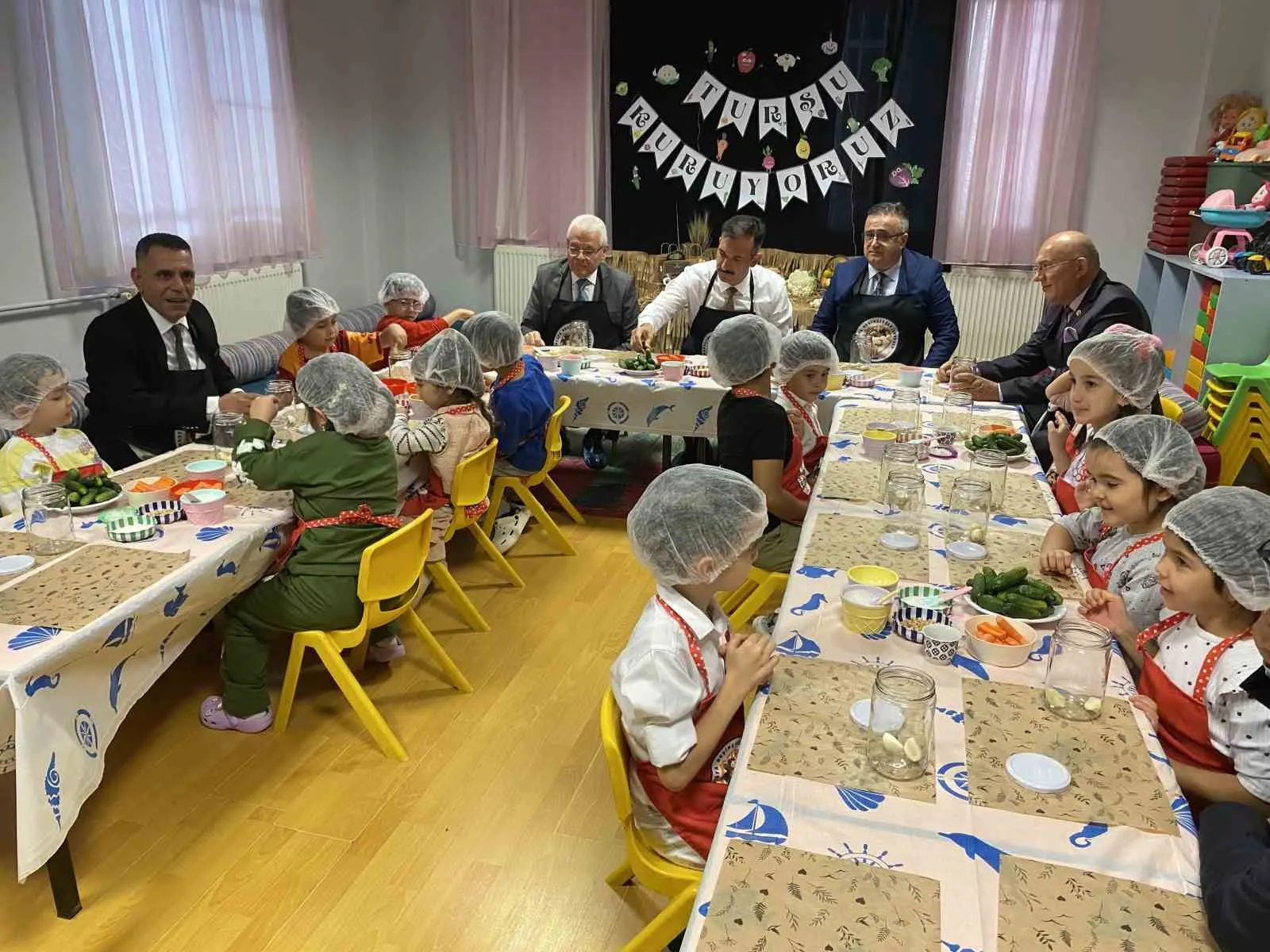 Manisa'da okul bahçesi pazar yerine döndü: Müdür Uğurelli minik esnafla tezgah başına geçti