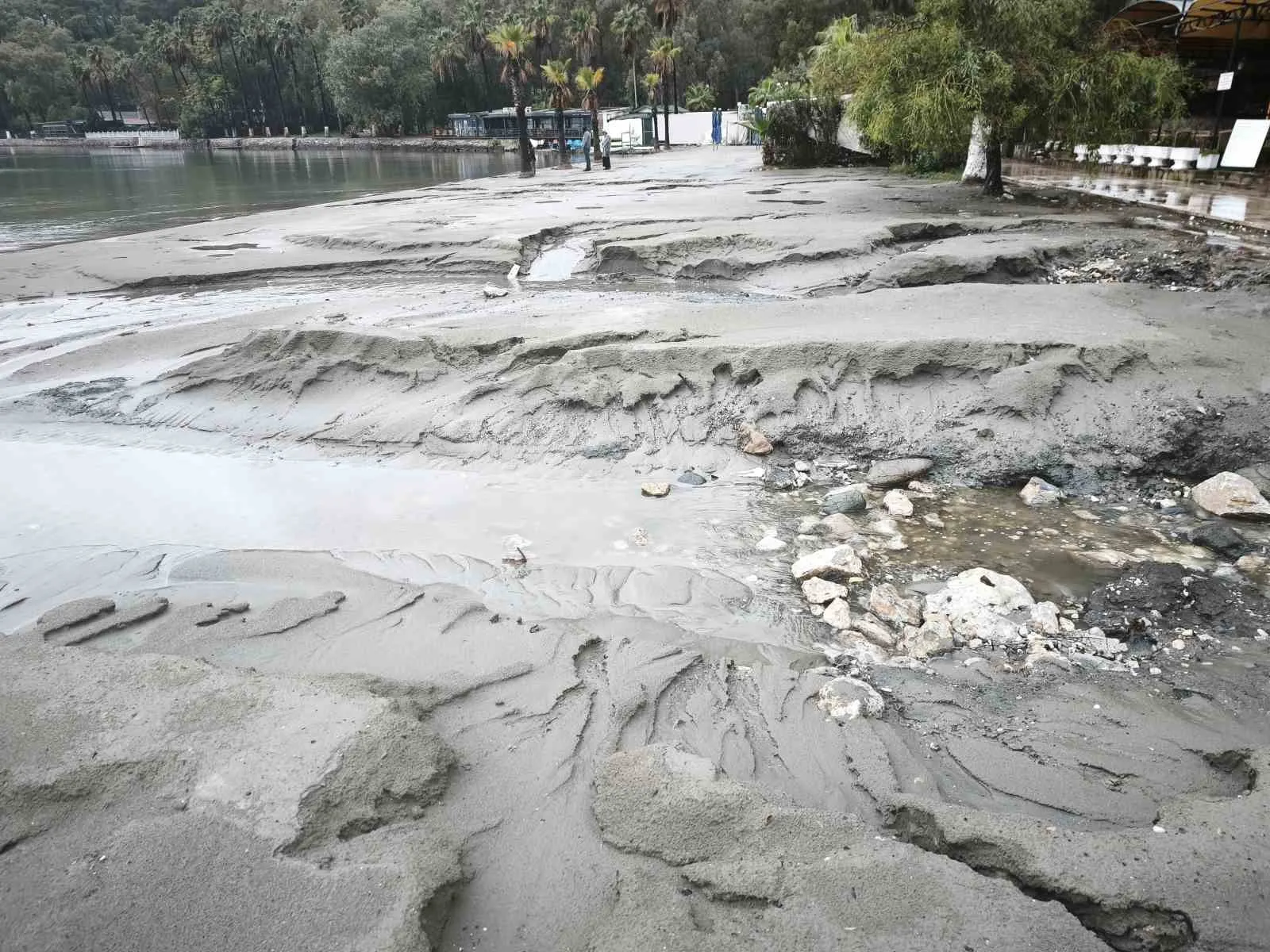 Muğla'da yağışın acı faturası: Turistik sahil kumlarını yitirdi