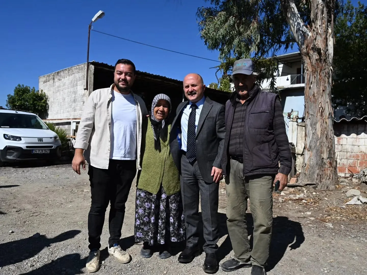 Beyaz altının merkezinde mesai: Vali Varol Söke ovasında üreticinin yanında