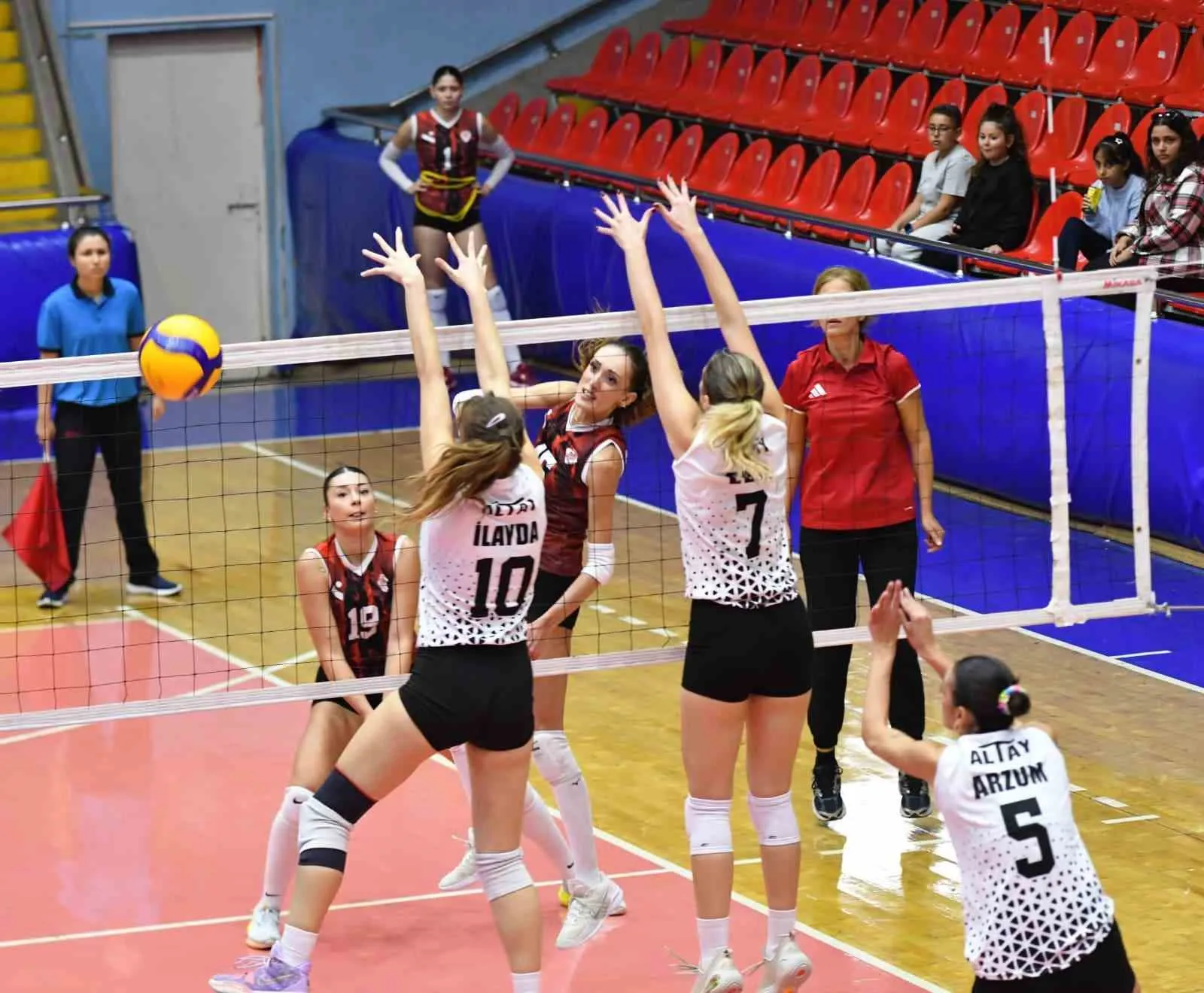 Manisa'da voleybol resitali: Yunusemre'nin Sultanları Altay engelini kayıpsız geçti