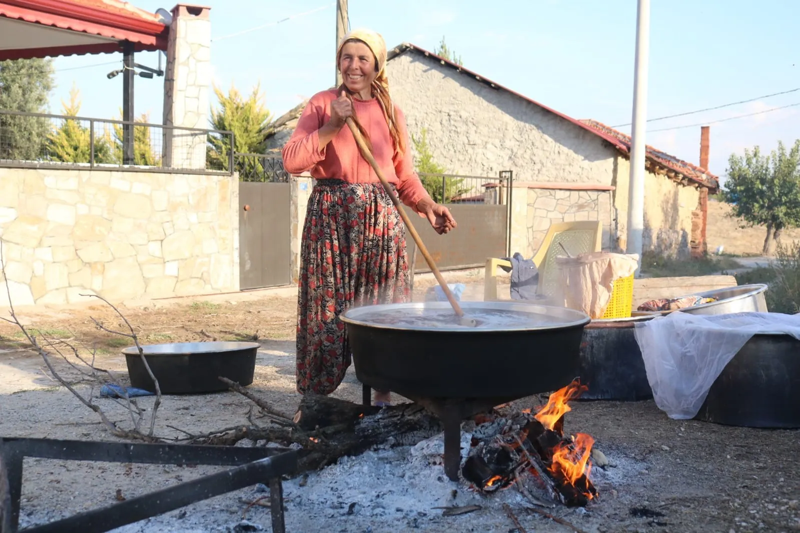 Denizli’de asırlık gelenek: Bağlardan gelen şifa odun ateşinde hayat buluyor