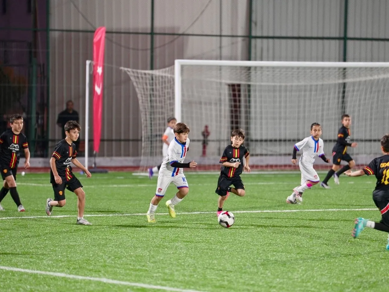 Minik ayaklardan Cumhuriyet'e selam: Denizli'de kupa heyecanı yaşandı