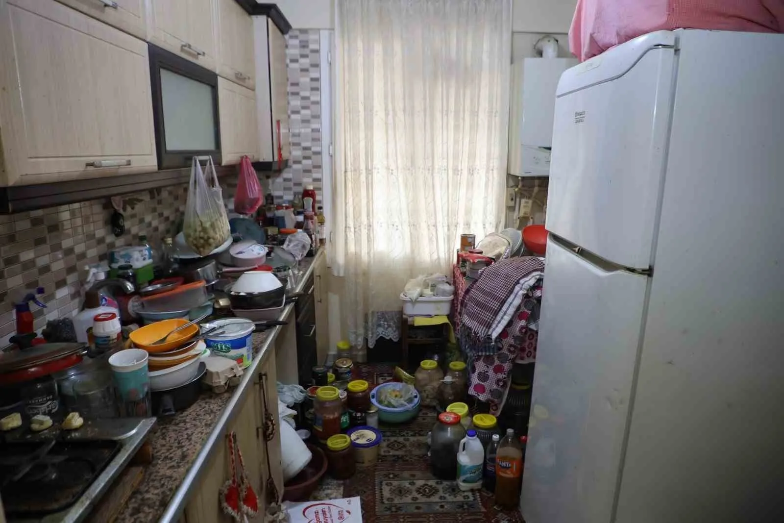 Manisa'da apartman dairesinden çıkanlar şoke etti: 6 kamyon dolusu atık tahliye edildi