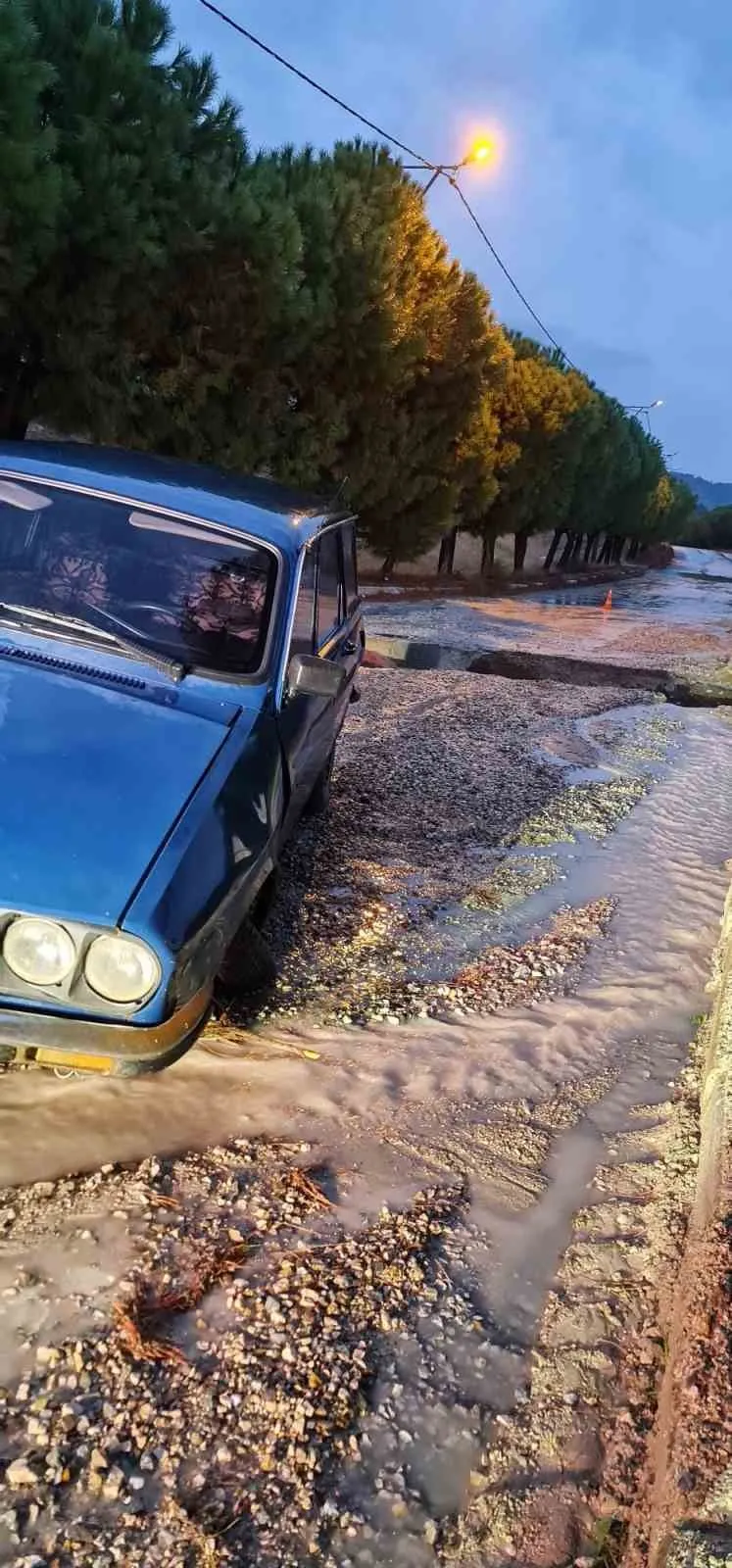 Yağışlar yolu yuttu: İki ilçe arasındaki tek geçiş noktası kapandı
