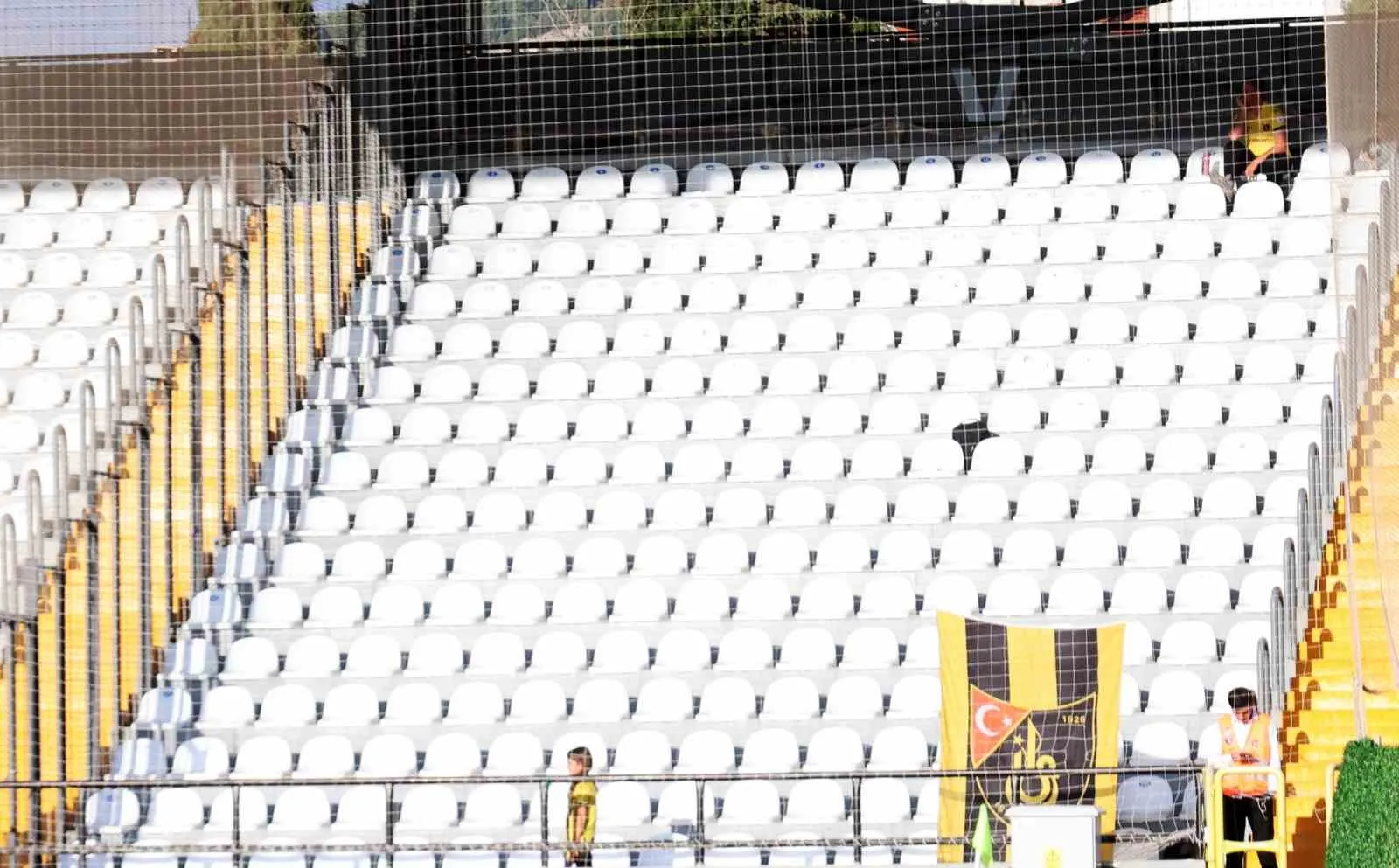 Tribünde üç kişilik ordu: İstanbulspor sevgisi engel tanımadı