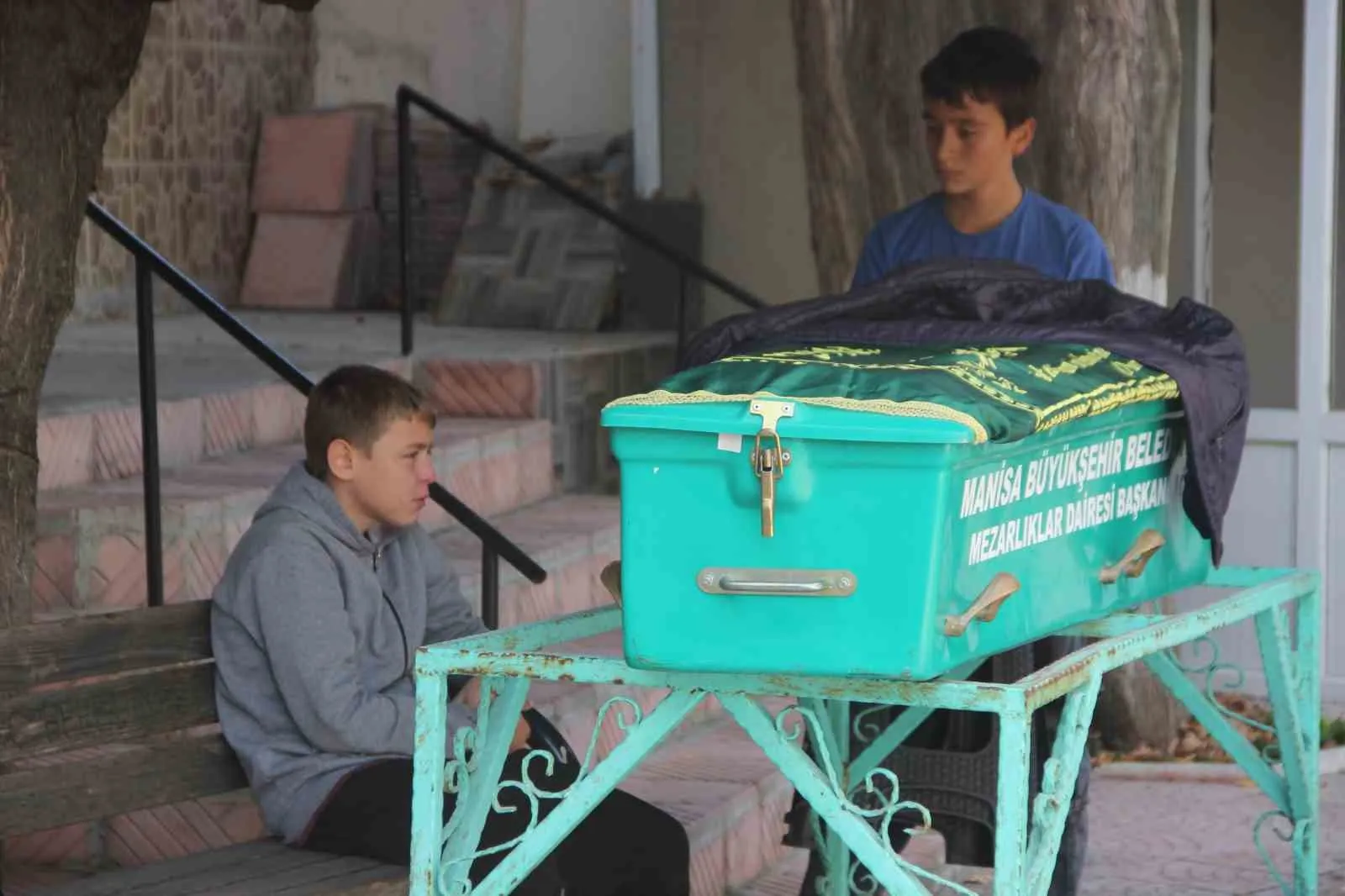 Soma'daki maden faciasında evlat acısı: Babasının tabutuna veda eden Yaşar herkesi ağlattı