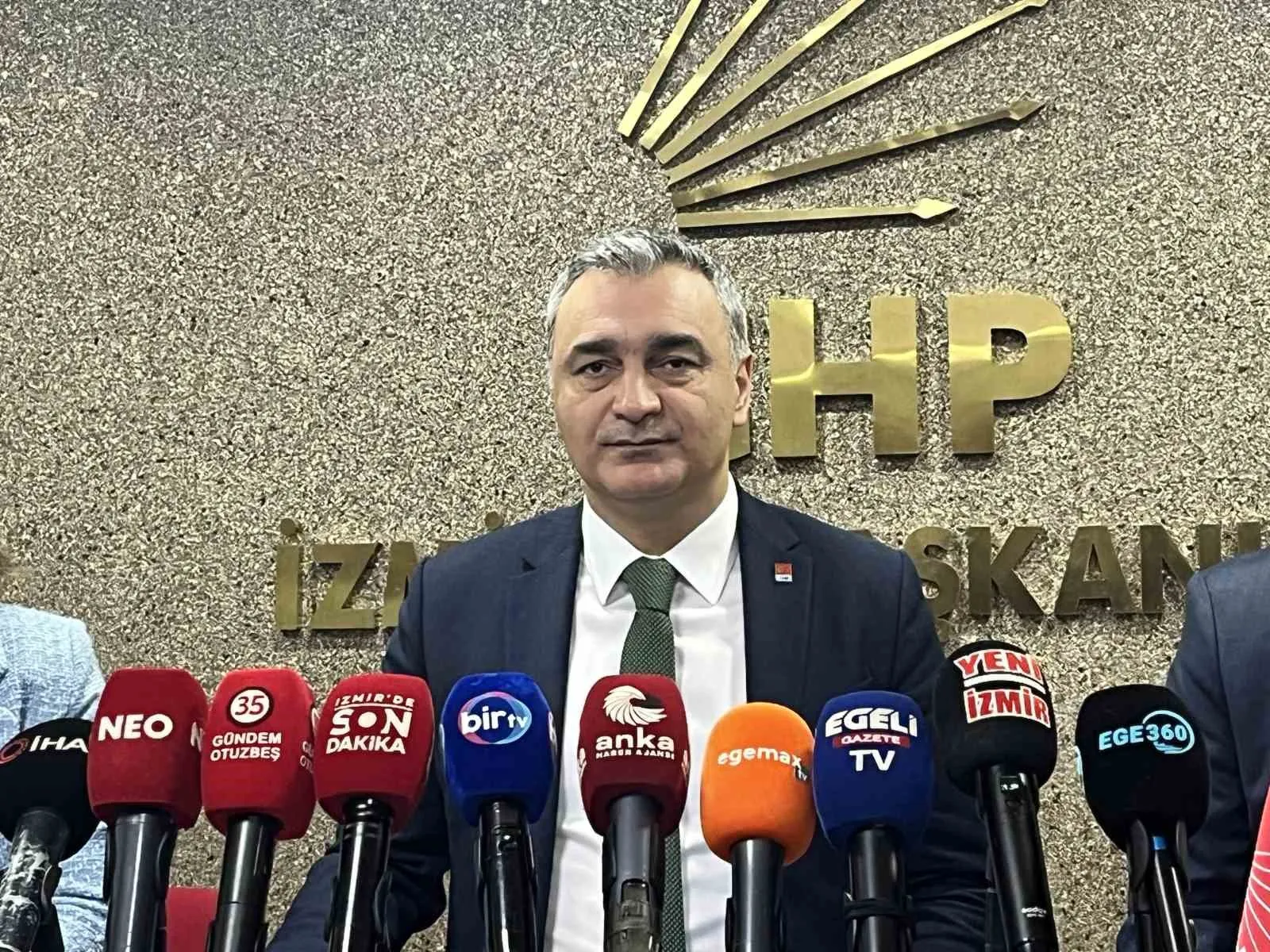 Müslim Sarı’dan İzmir’de "siyasi sorumluluk" vurgusu: Özgür Özel halka hesap vermeli