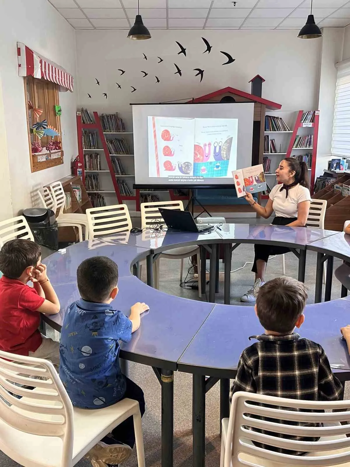 Minik ellerden dev hayaller: Aydın’da kütüphane sıraları sanat atölyesine dönüştü