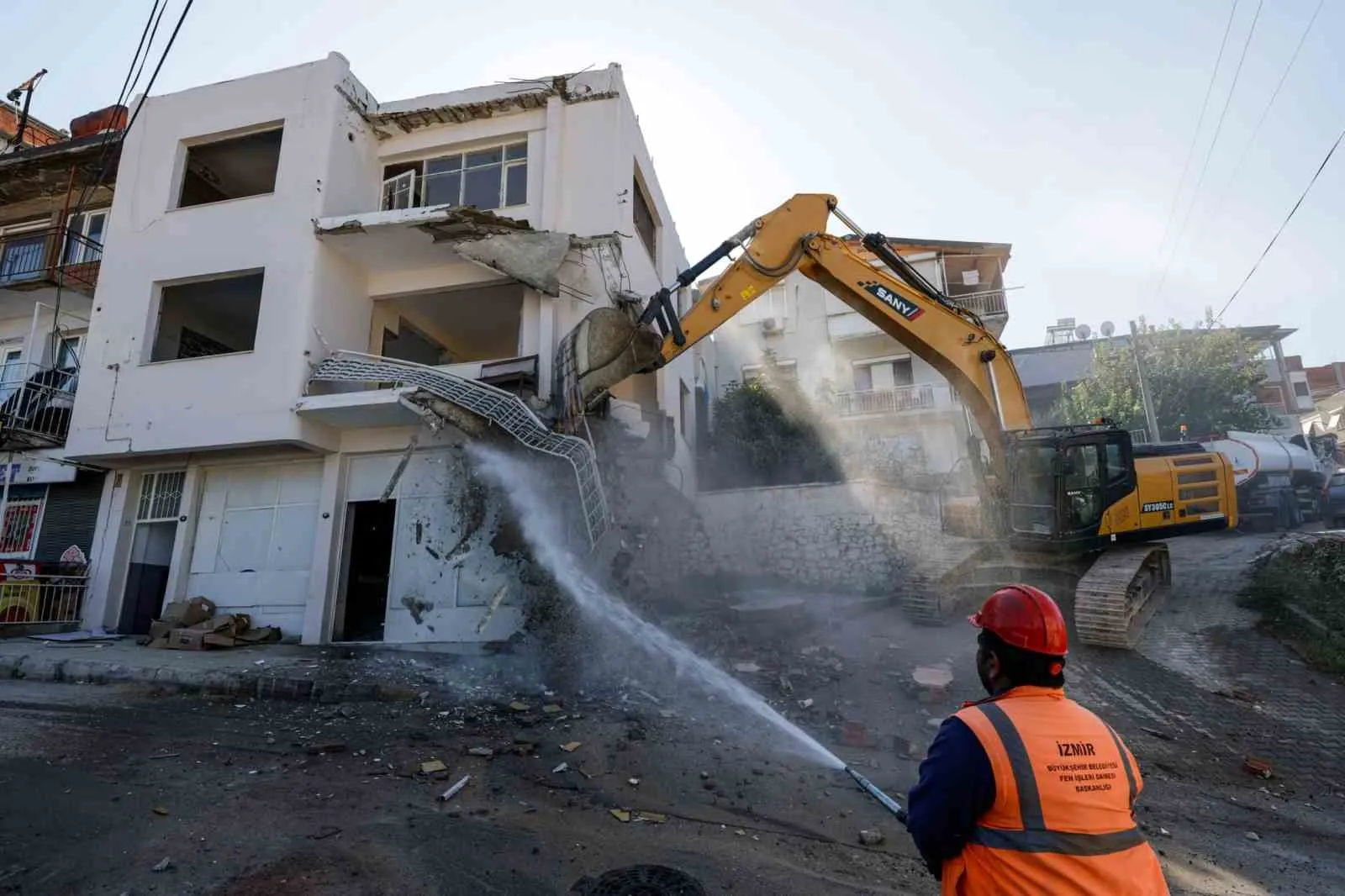 İzmir'in dev projesinde uzlaşı dönemi: Riskli binalar güvenle yıkılıyor