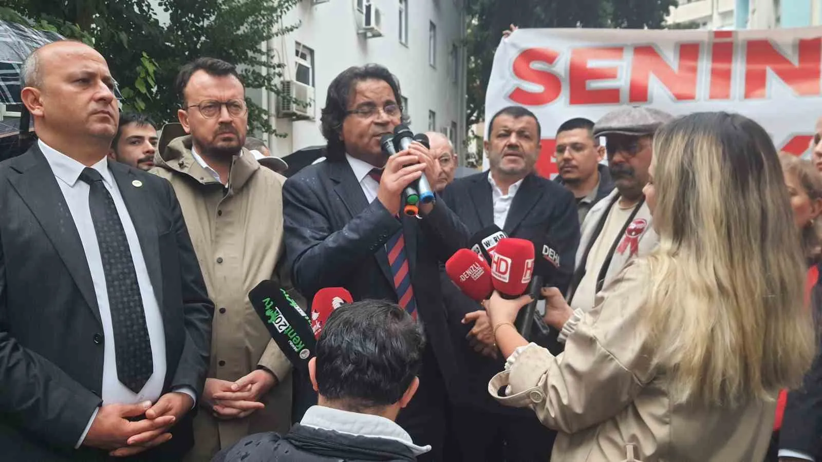 Merkezefendi’de adalet nöbeti: Sağanak yağmur Şeniz Doğan destekçilerini durduramadı