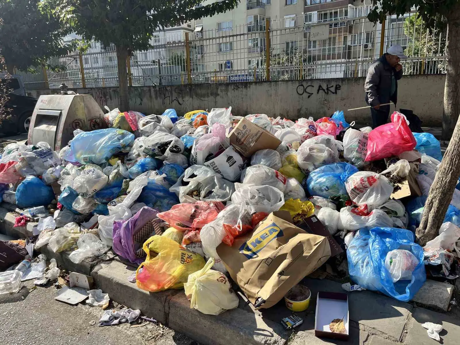 Karşıyaka'da çöp krizi alarm veriyor: İhale iptali sokakları çöplüğe çevirdi