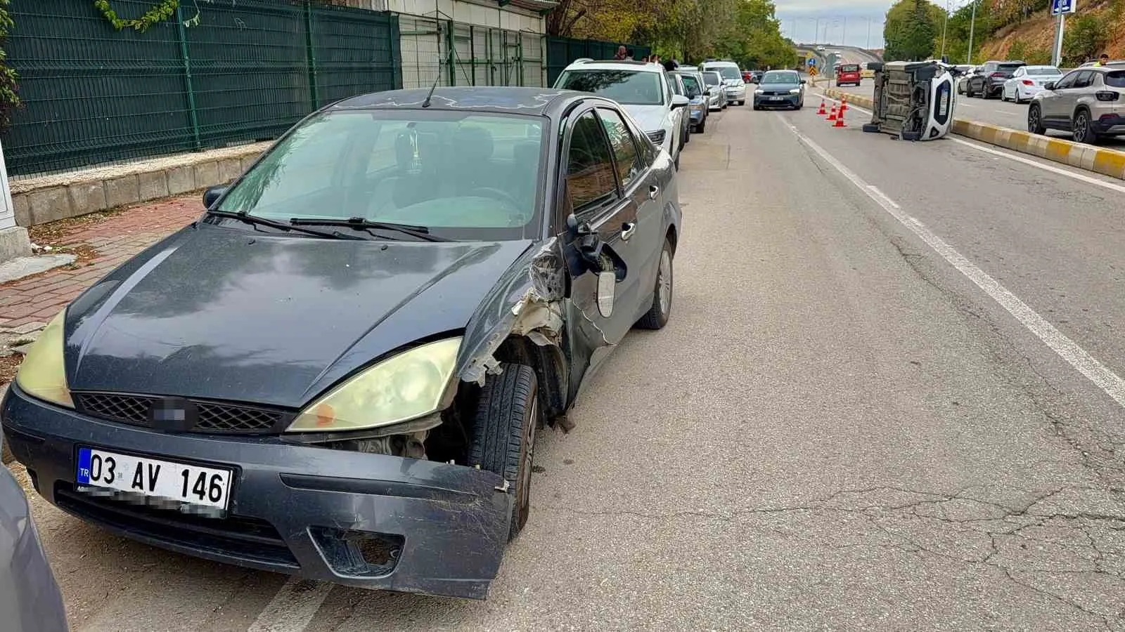 Afyonkarahisar'da yürekleri ağza getiren kaza: Yan yatan araçtan sağ çıktı